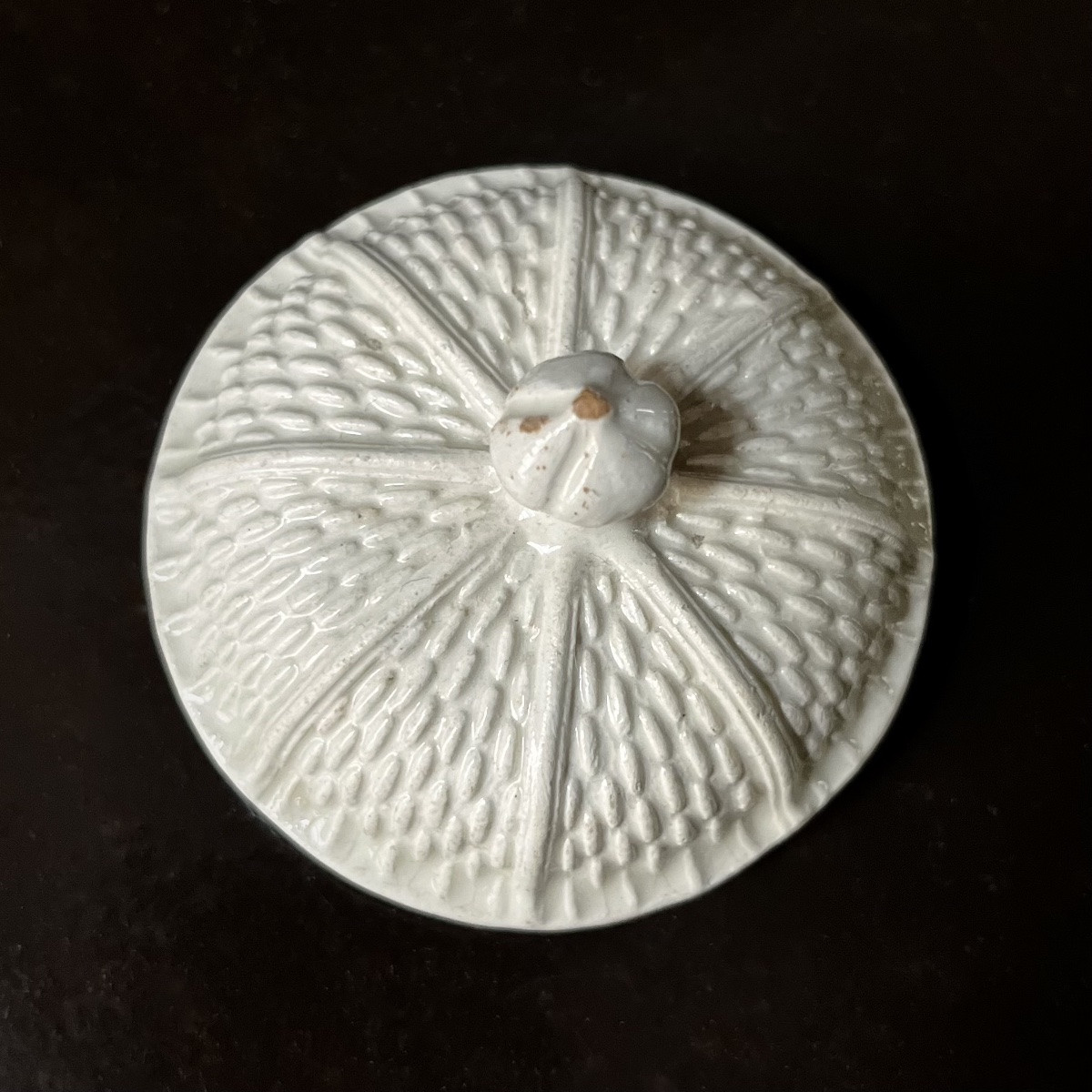 Pot à crème en faïence fine de Pont aux Choux Paris XVIIIe siècle motif grain de riz 18e-photo-4