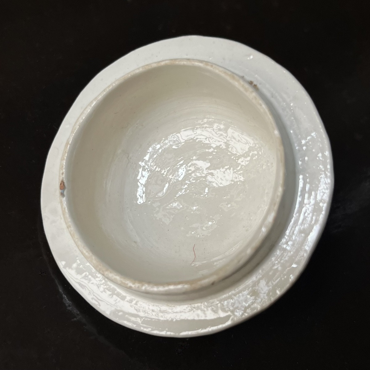 Pot à crème en faïence fine de Pont aux Choux Paris XVIIIe siècle motif grain de riz 18e-photo-5