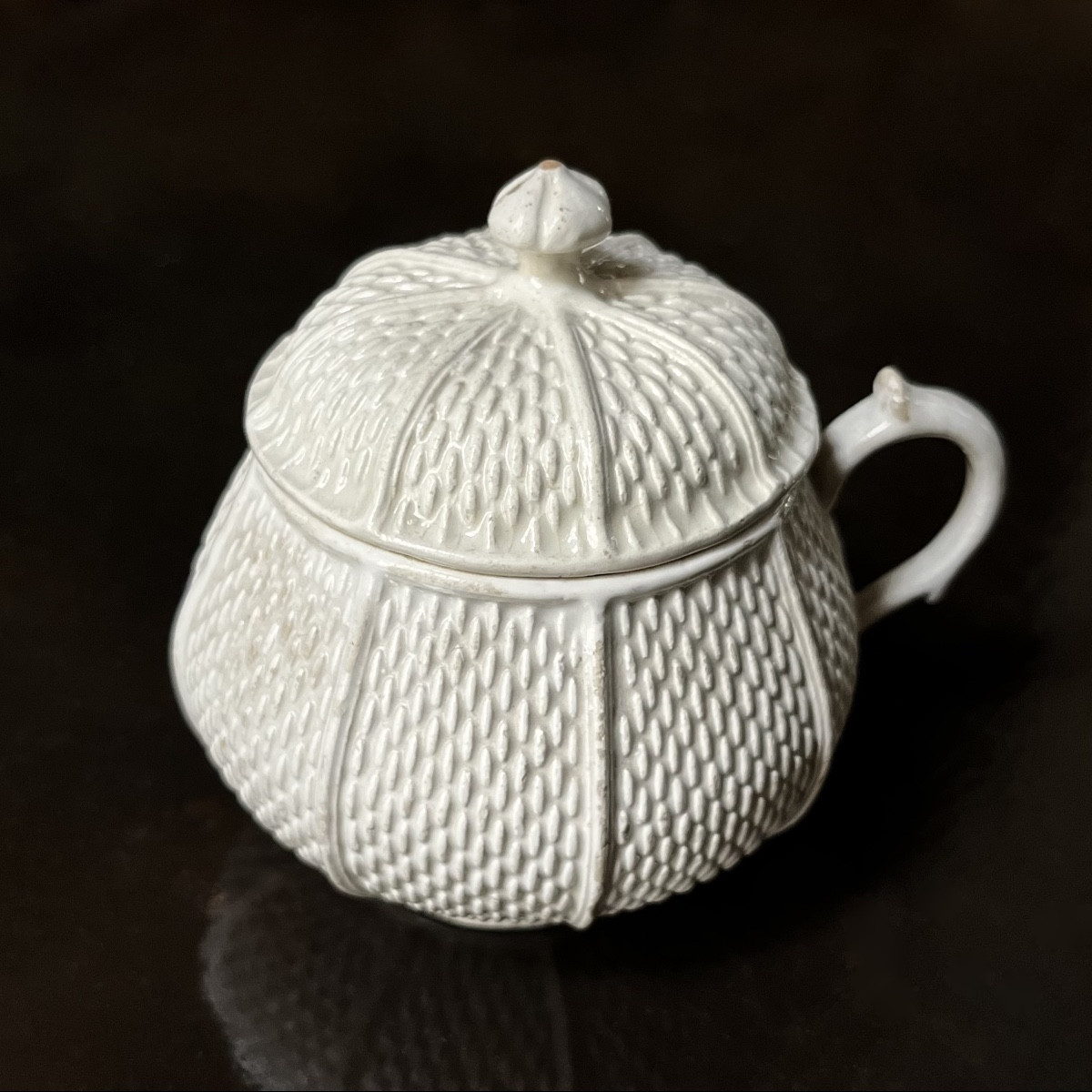 Pot à crème en faïence fine de Pont aux Choux Paris XVIIIe siècle motif grain de riz 18e