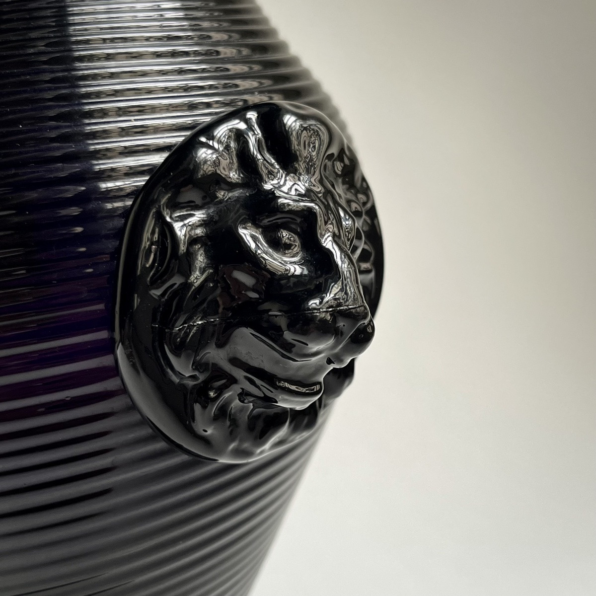 Vase en verre soufflé teinté manganèse à décor de mascarons de lions XVIIIe siècle Bordeaux 18e-photo-2