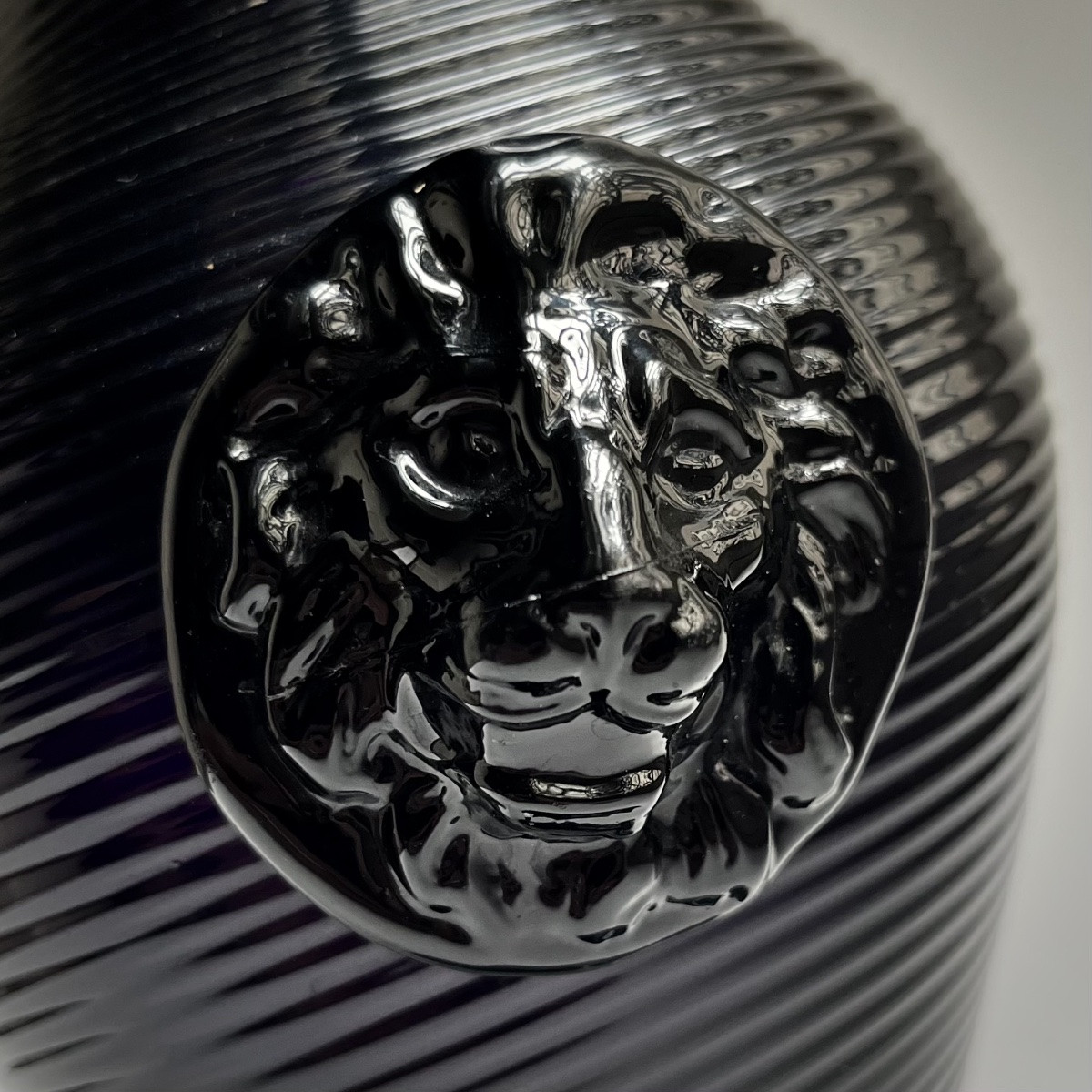Vase en verre soufflé teinté manganèse à décor de mascarons de lions XVIIIe siècle Bordeaux 18e-photo-5