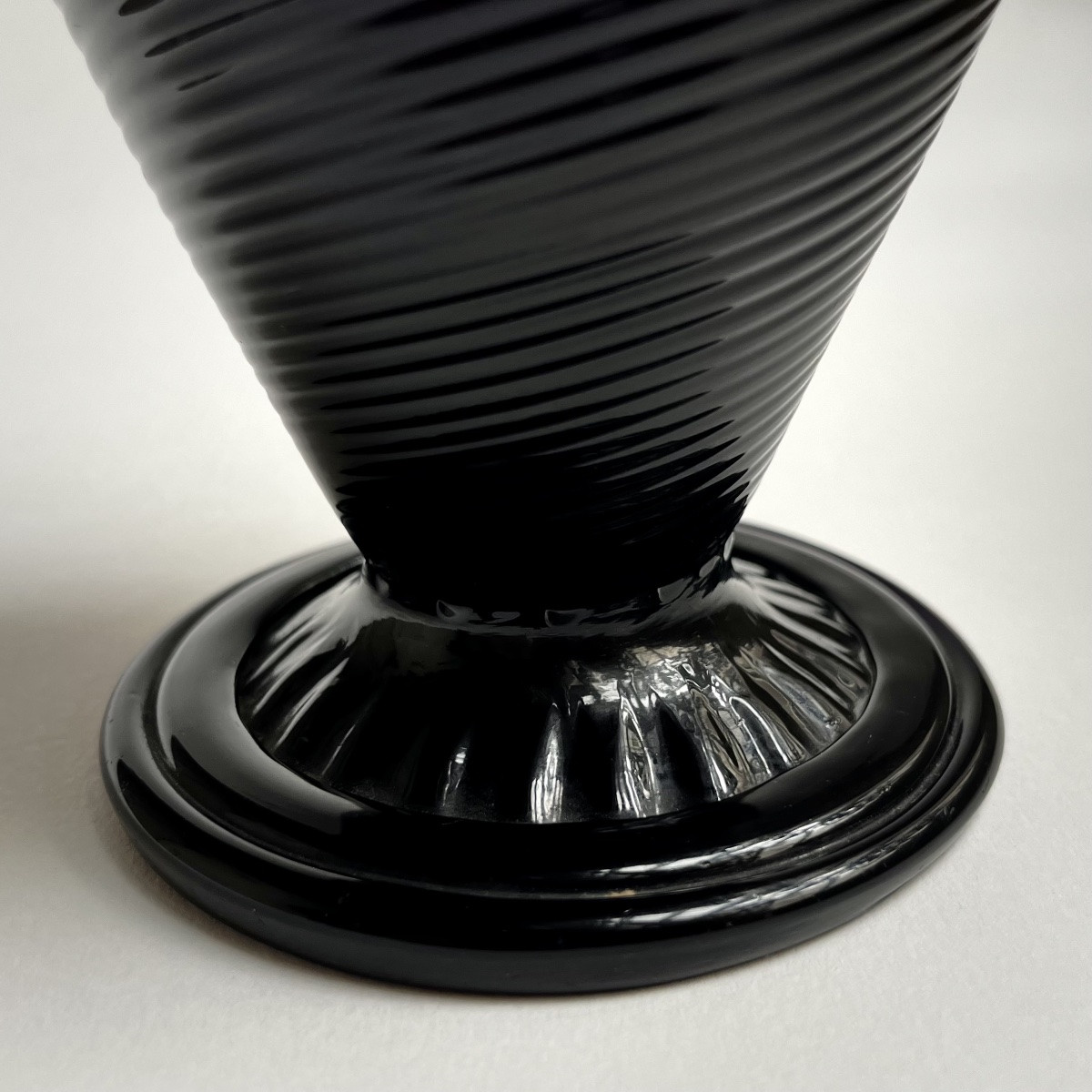 Vase en verre soufflé teinté manganèse à décor de mascarons de lions XVIIIe siècle Bordeaux 18e-photo-6