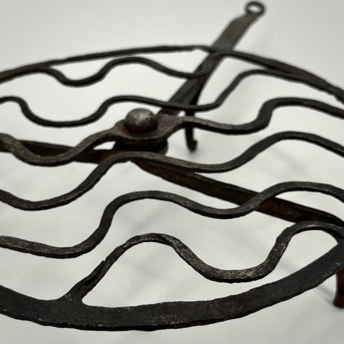 Gril tournant en fer forgé XVIIe - XVIIIe grille à viande 17e art populaire 18e siècle-photo-6