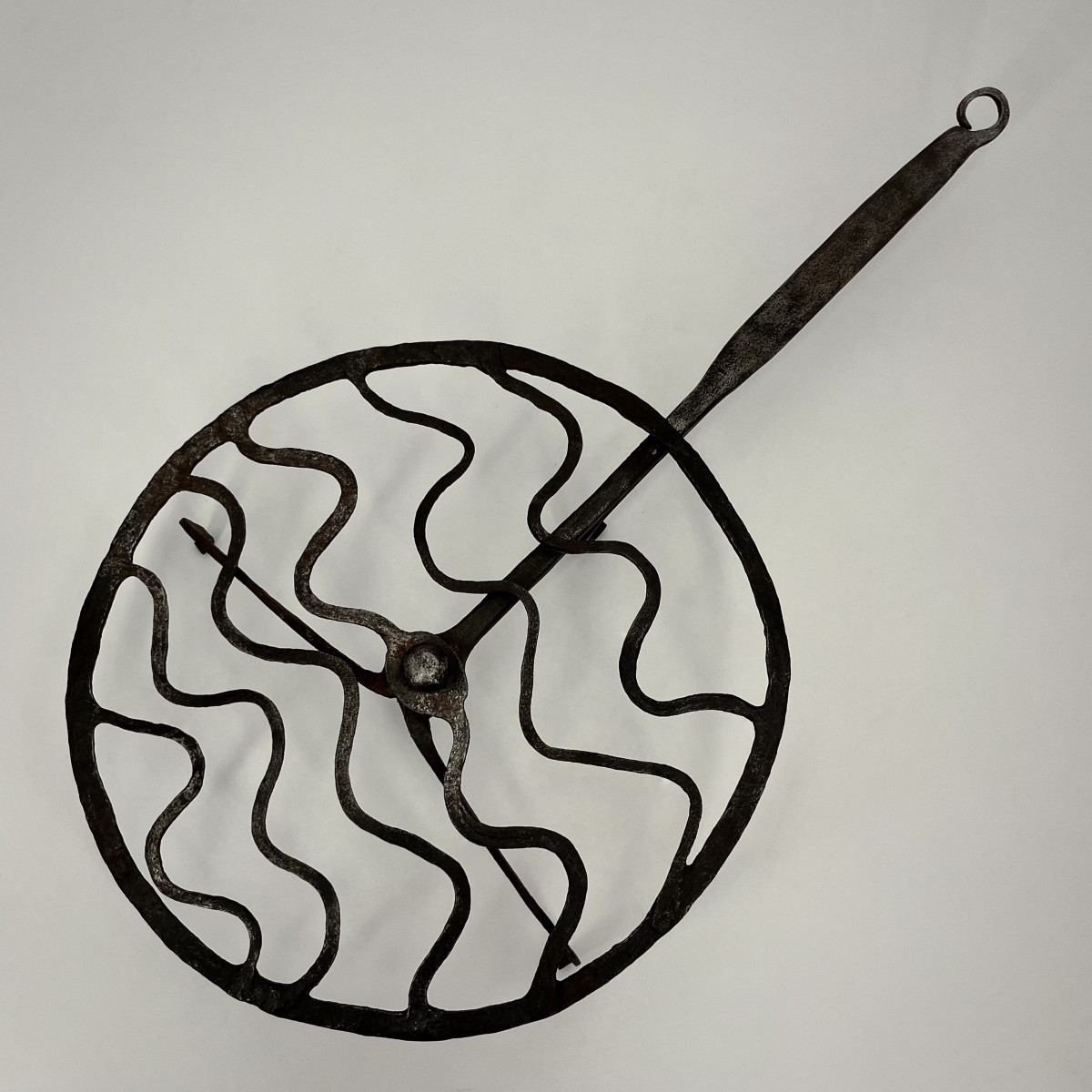 Gril tournant en fer forgé XVIIe - XVIIIe grille à viande 17e art populaire 18e siècle