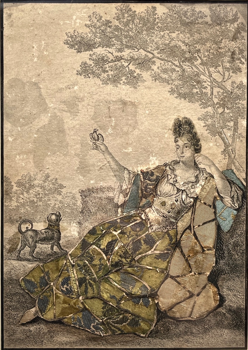 Gravure habillée XVIIIe - Dame de qualité prenant le frais sur le gazon, tissu ancien 18e -photo-3