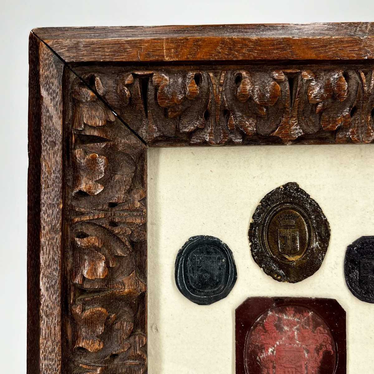 Cachets de cire XVIIIe et XIXe siècle dans un petit cadre ancien en bois sculpté 18e 19e-photo-2
