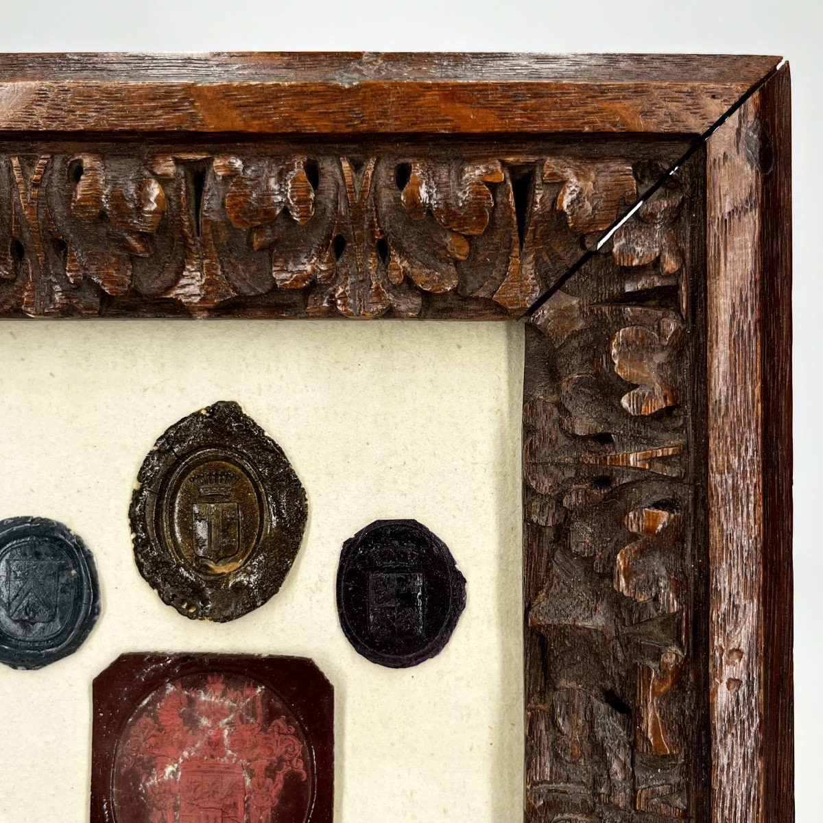 Cachets de cire XVIIIe et XIXe siècle dans un petit cadre ancien en bois sculpté 18e 19e-photo-3