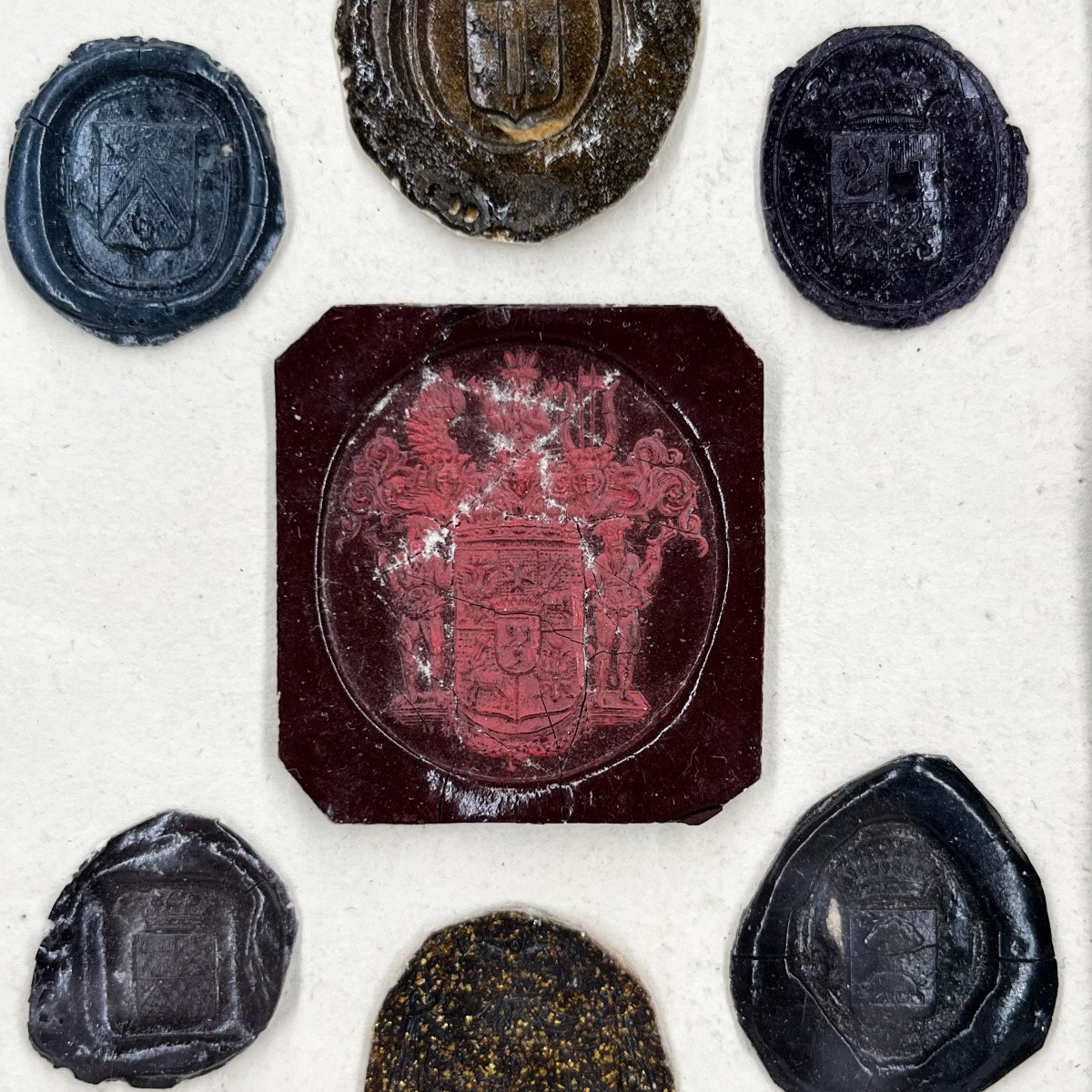 Cachets de cire XVIIIe et XIXe siècle dans un petit cadre ancien en bois sculpté 18e 19e-photo-3