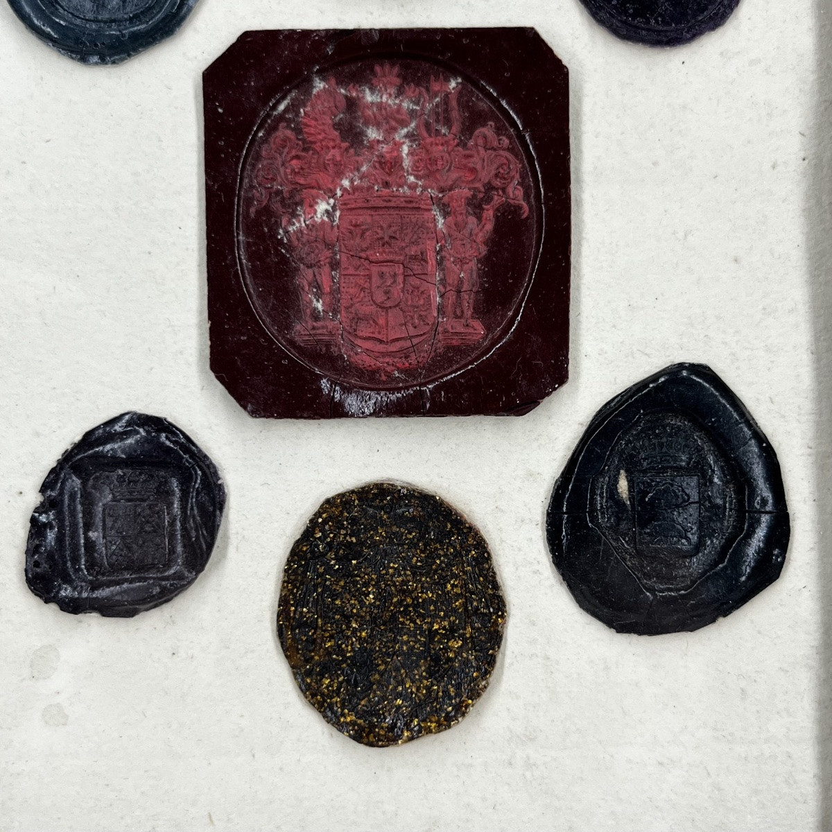 Cachets de cire XVIIIe et XIXe siècle dans un petit cadre ancien en bois sculpté 18e 19e-photo-4