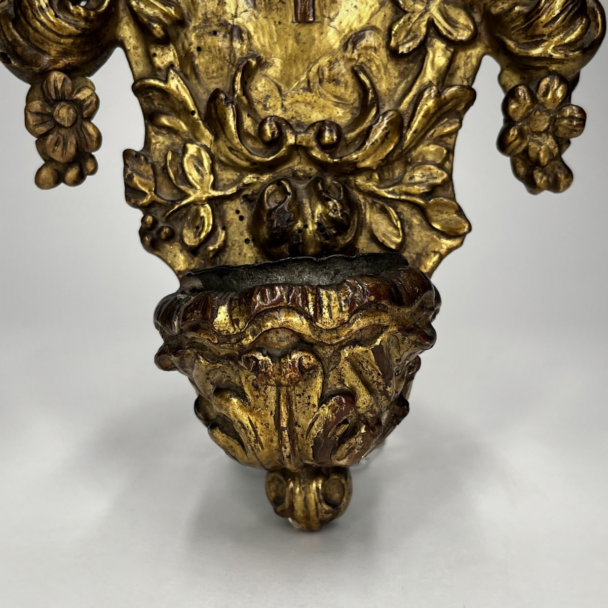 Bénitier mural en bois sculpté et doré – XVIIIe siècle 18e-photo-3
