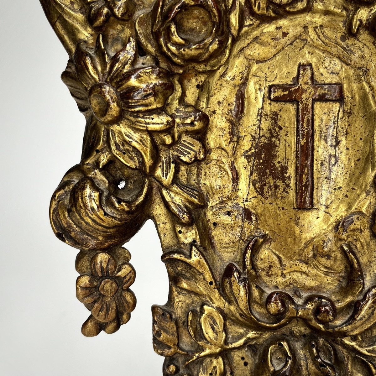 Bénitier mural en bois sculpté et doré – XVIIIe siècle 18e-photo-1