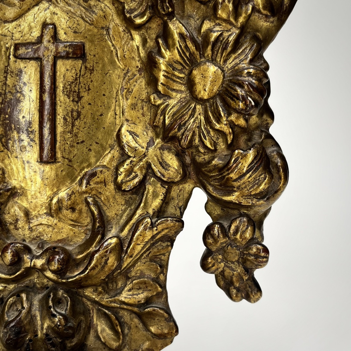 Bénitier mural en bois sculpté et doré – XVIIIe siècle 18e-photo-3