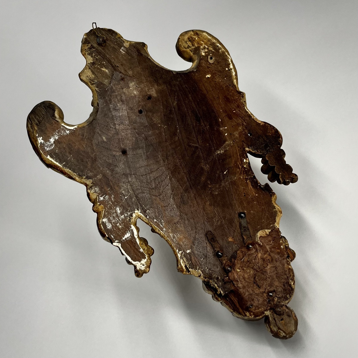 Bénitier mural en bois sculpté et doré – XVIIIe siècle 18e-photo-4