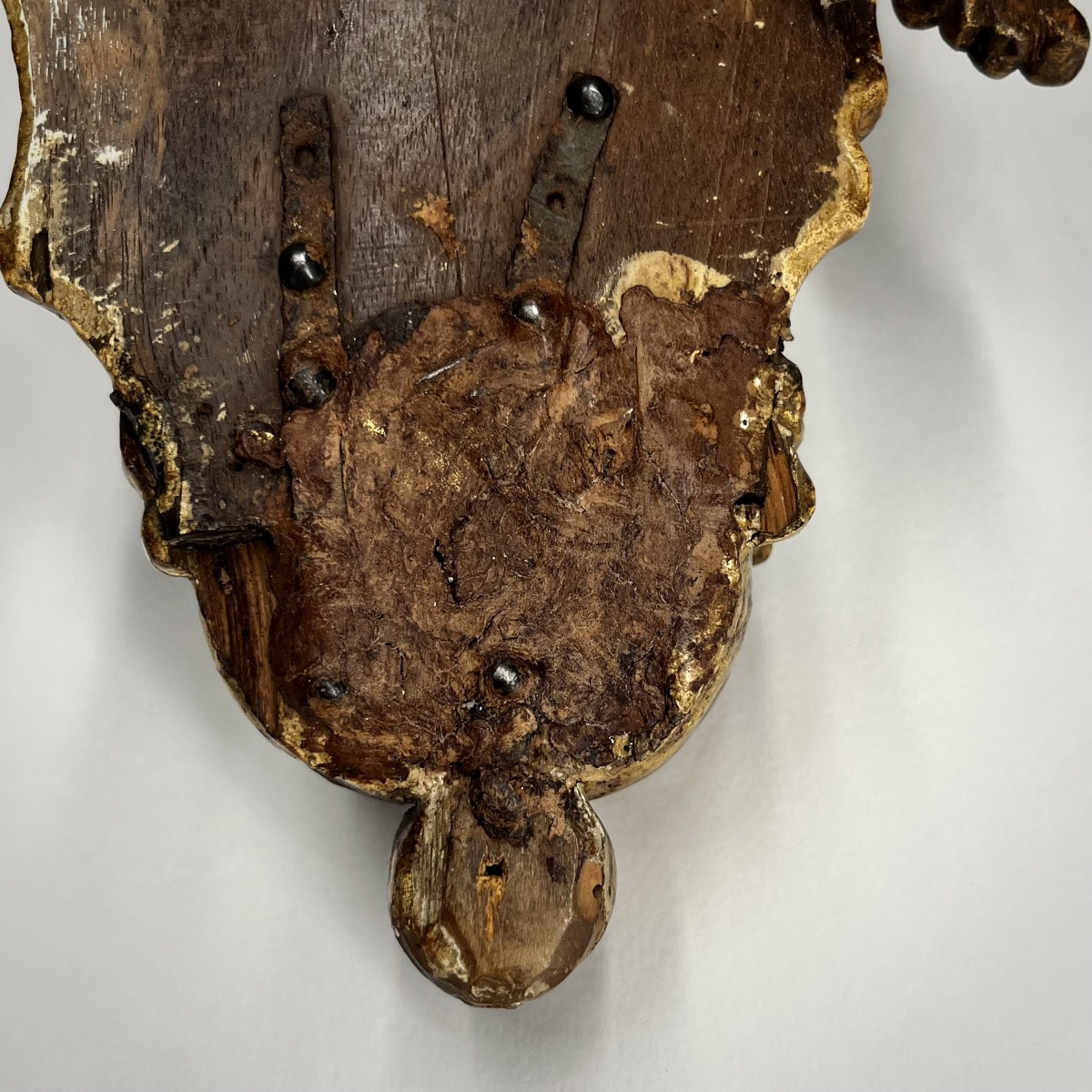 Bénitier mural en bois sculpté et doré – XVIIIe siècle 18e-photo-5