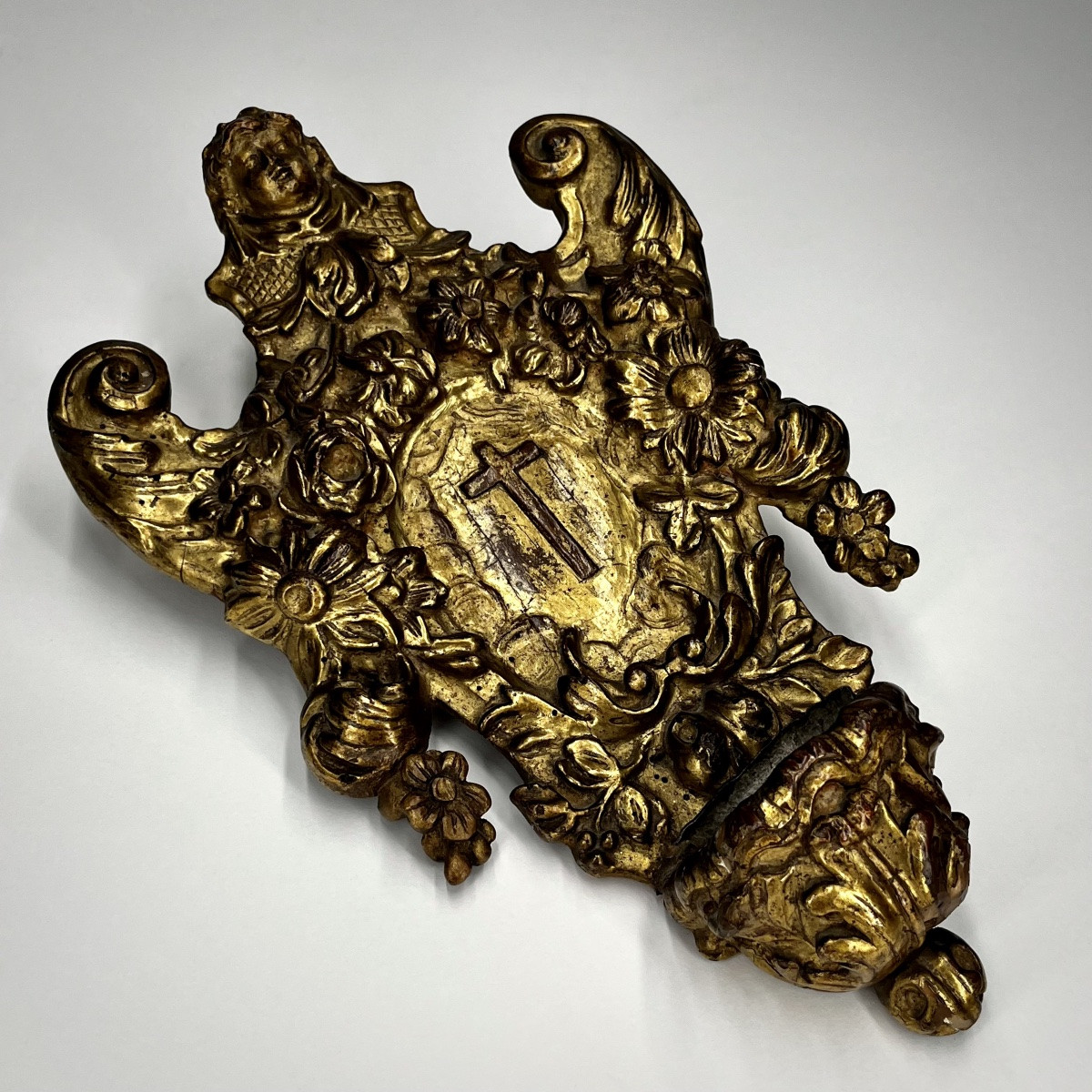 Bénitier mural en bois sculpté et doré – XVIIIe siècle 18e-photo-8