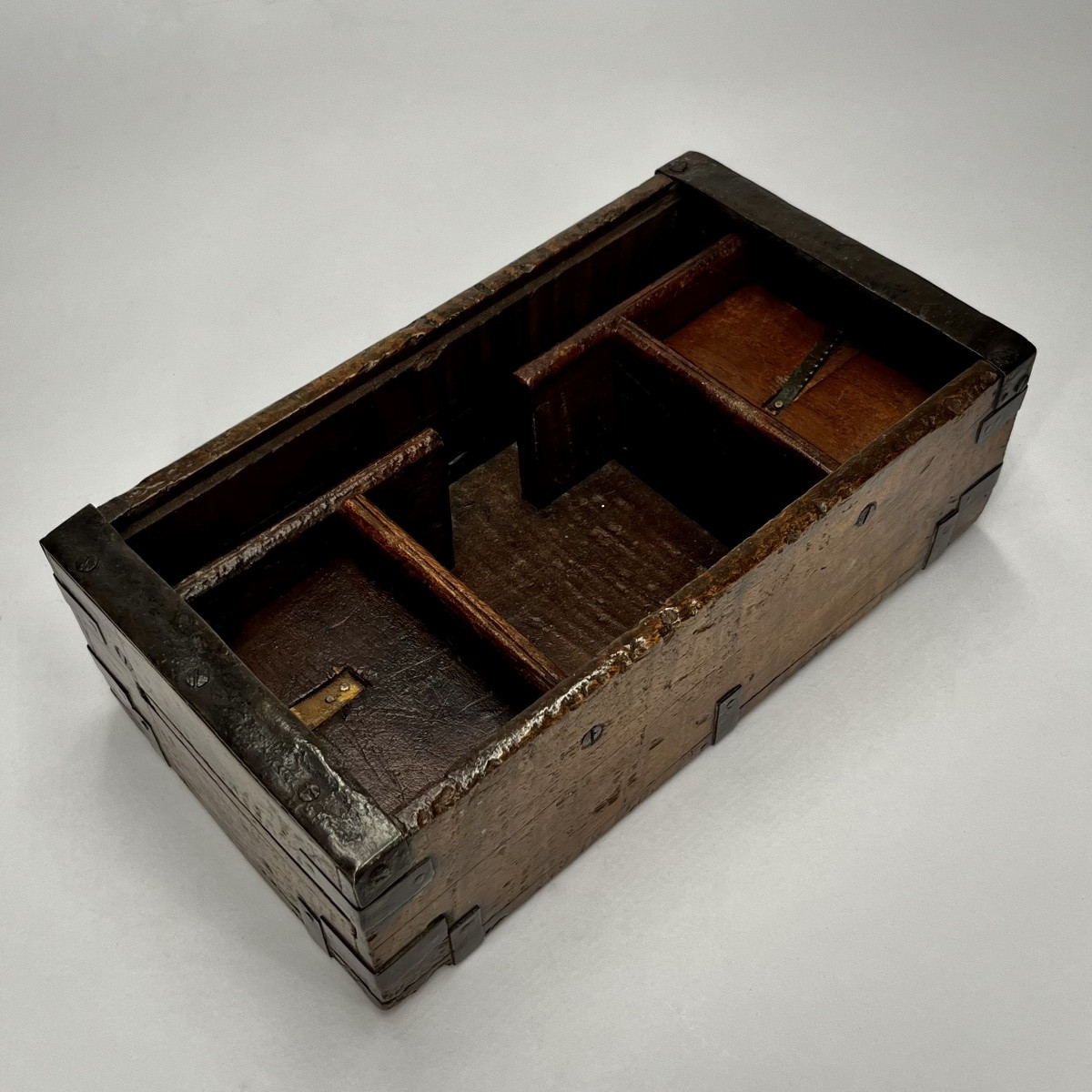 Coffret de changeur en bois et fer &agrave; compartiments lat&eacute;raux, XVIIIe - d&eacute;but XIXe si&egrave;cle 18e 19e-photo-4