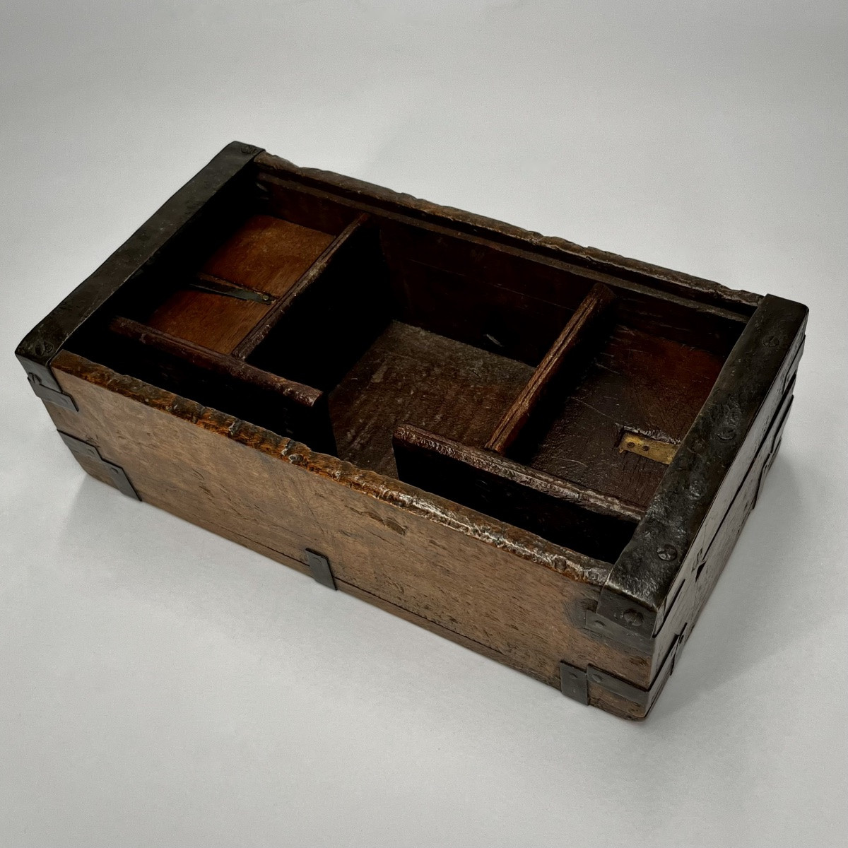 Coffret de changeur en bois et fer &agrave; compartiments lat&eacute;raux, XVIIIe - d&eacute;but XIXe si&egrave;cle 18e 19e-photo-1