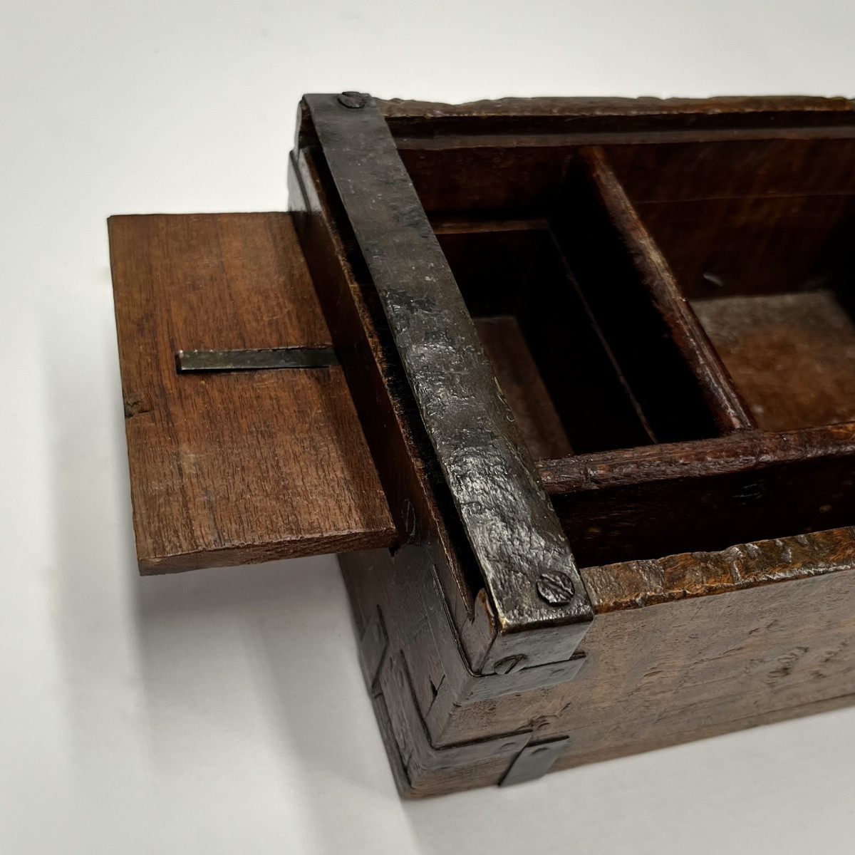 Coffret de changeur en bois et fer &agrave; compartiments lat&eacute;raux, XVIIIe - d&eacute;but XIXe si&egrave;cle 18e 19e-photo-3