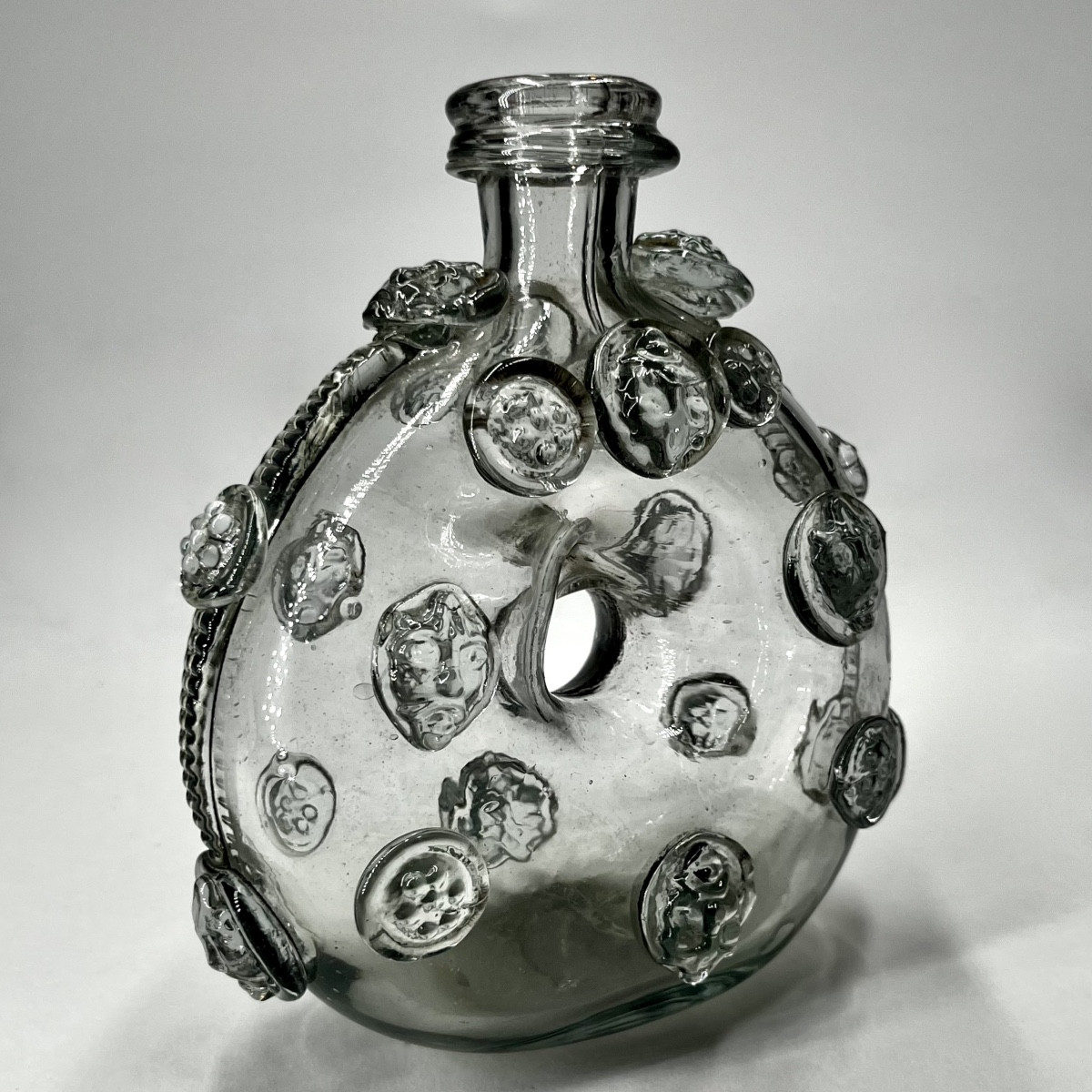 Gourde en verre du XVIIIe siècle à décor de mascarons, Normandie 18e siècle art populaire