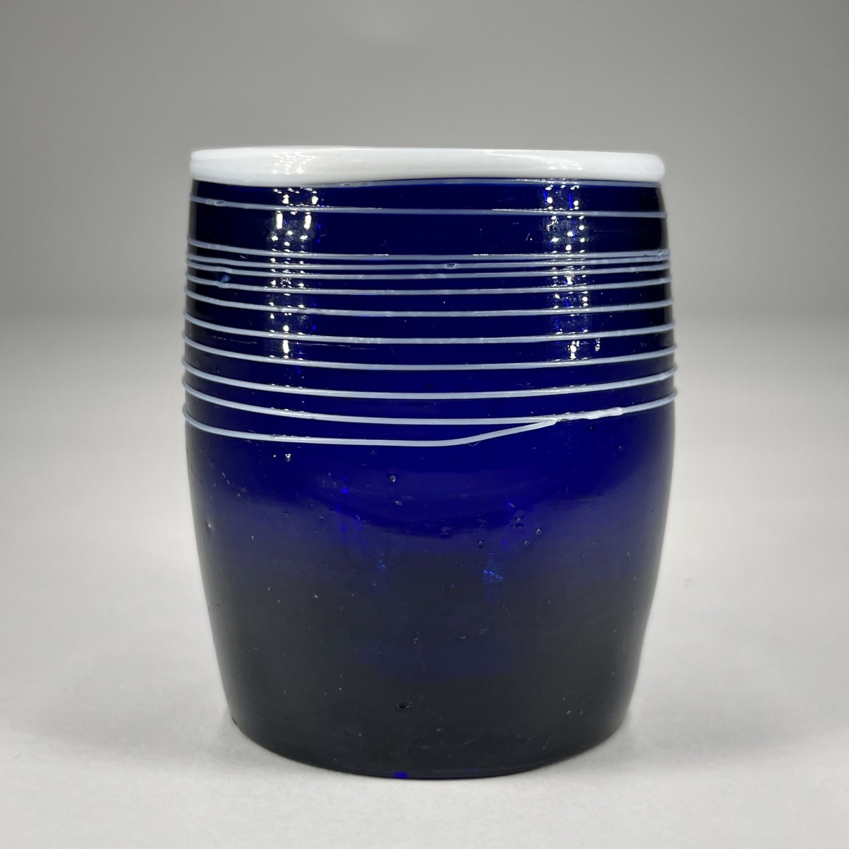 Gobelet en verre bleu cobalt à décor d'un filet blanc, art populaire fin XVIIIe - début XIXe-photo-2