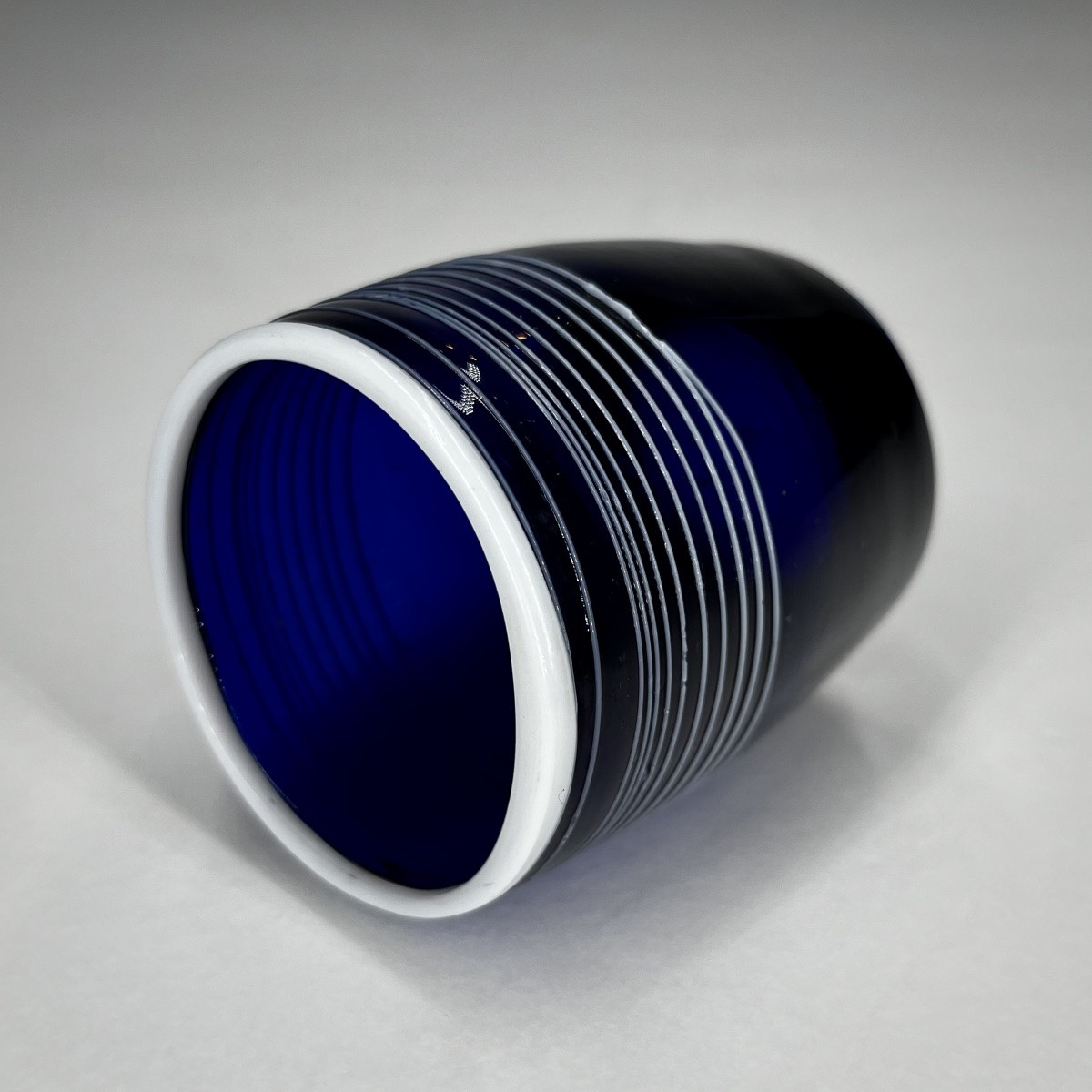 Gobelet en verre bleu cobalt à décor d'un filet blanc, art populaire fin XVIIIe - début XIXe-photo-3