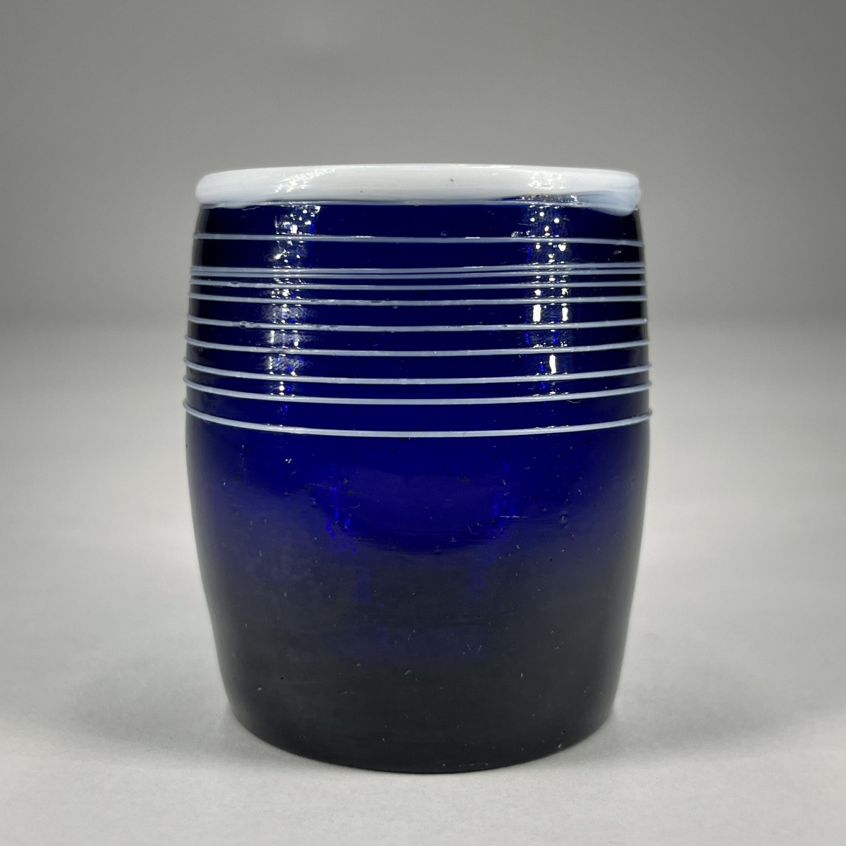 Gobelet en verre bleu cobalt à décor d'un filet blanc, art populaire fin XVIIIe - début XIXe-photo-4