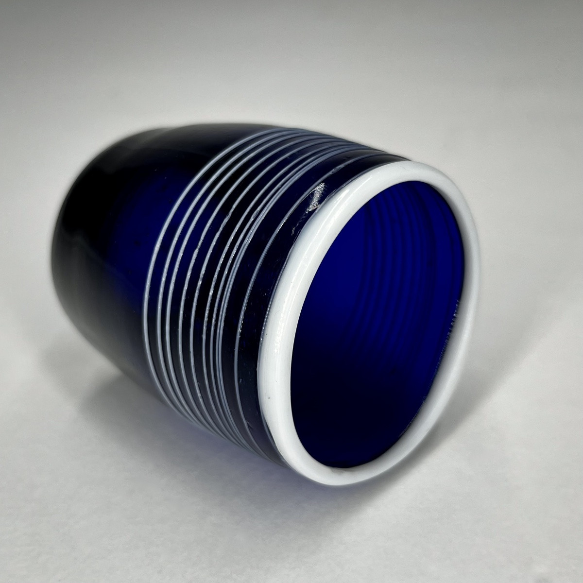 Gobelet en verre bleu cobalt à décor d'un filet blanc, art populaire fin XVIIIe - début XIXe-photo-1