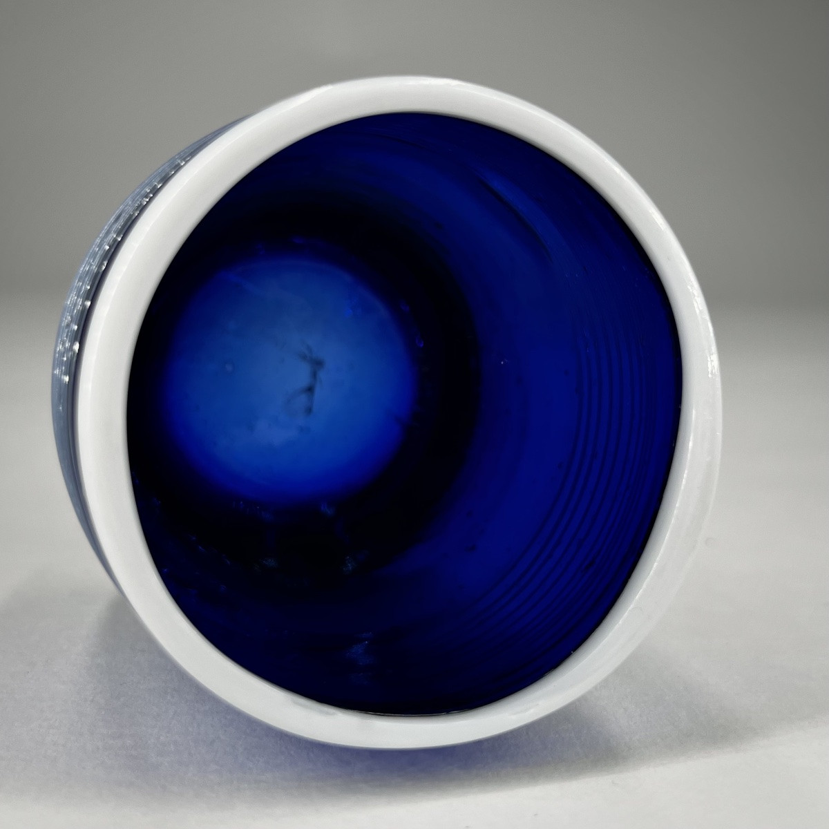 Gobelet en verre bleu cobalt à décor d'un filet blanc, art populaire fin XVIIIe - début XIXe-photo-4