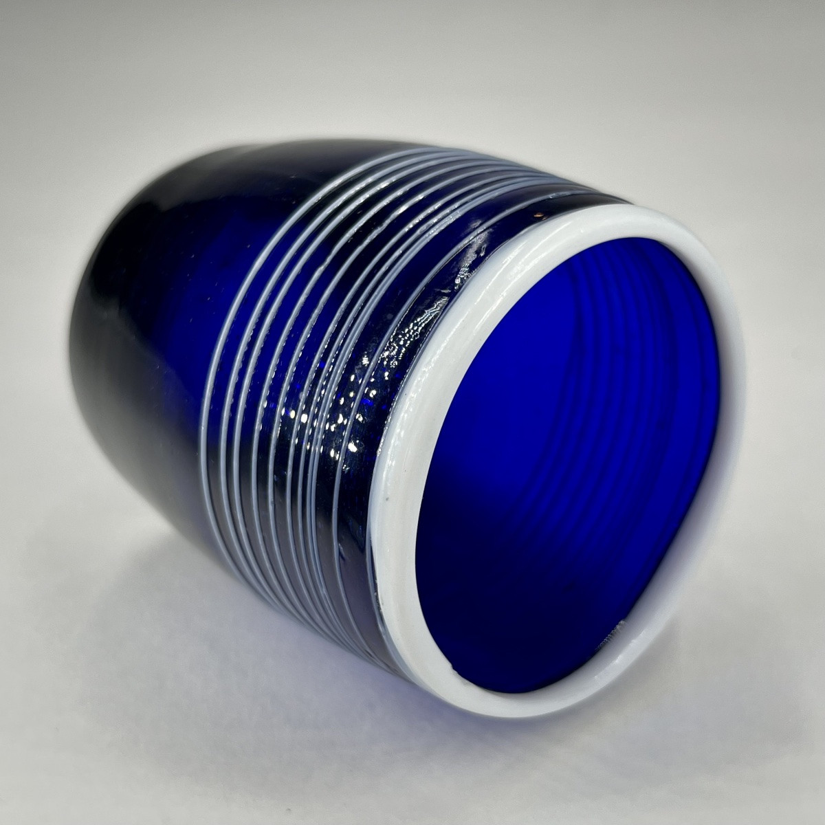 Gobelet en verre bleu cobalt à décor d'un filet blanc, art populaire fin XVIIIe - début XIXe-photo-5