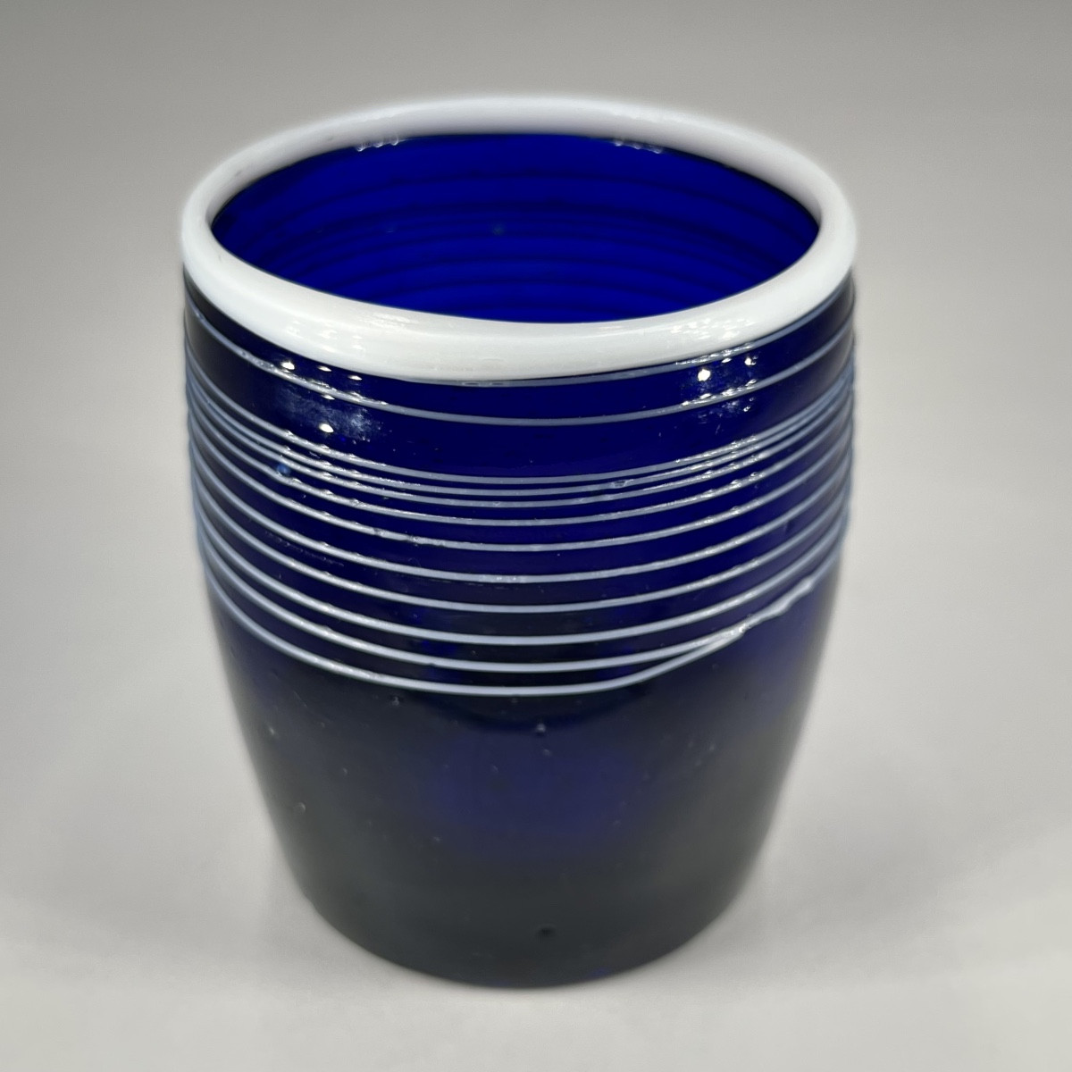 Gobelet en verre bleu cobalt à décor d'un filet blanc, art populaire fin XVIIIe - début XIXe