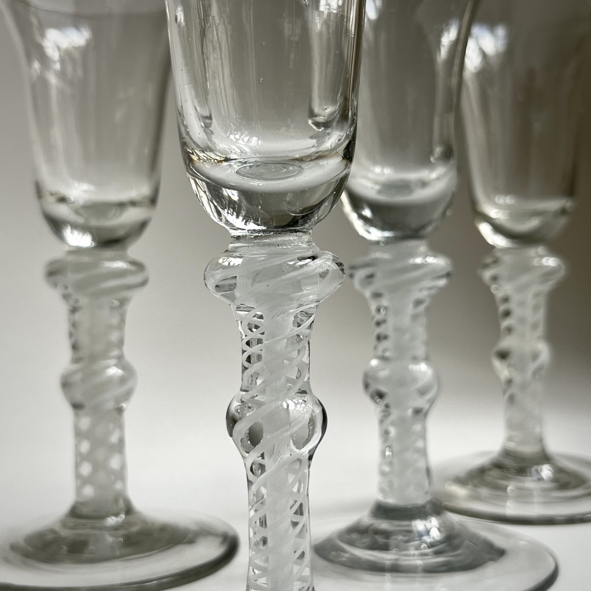 Série de quatre verres twist en verre soufflé, Angleterre XVIIIe siècle 18e-photo-2