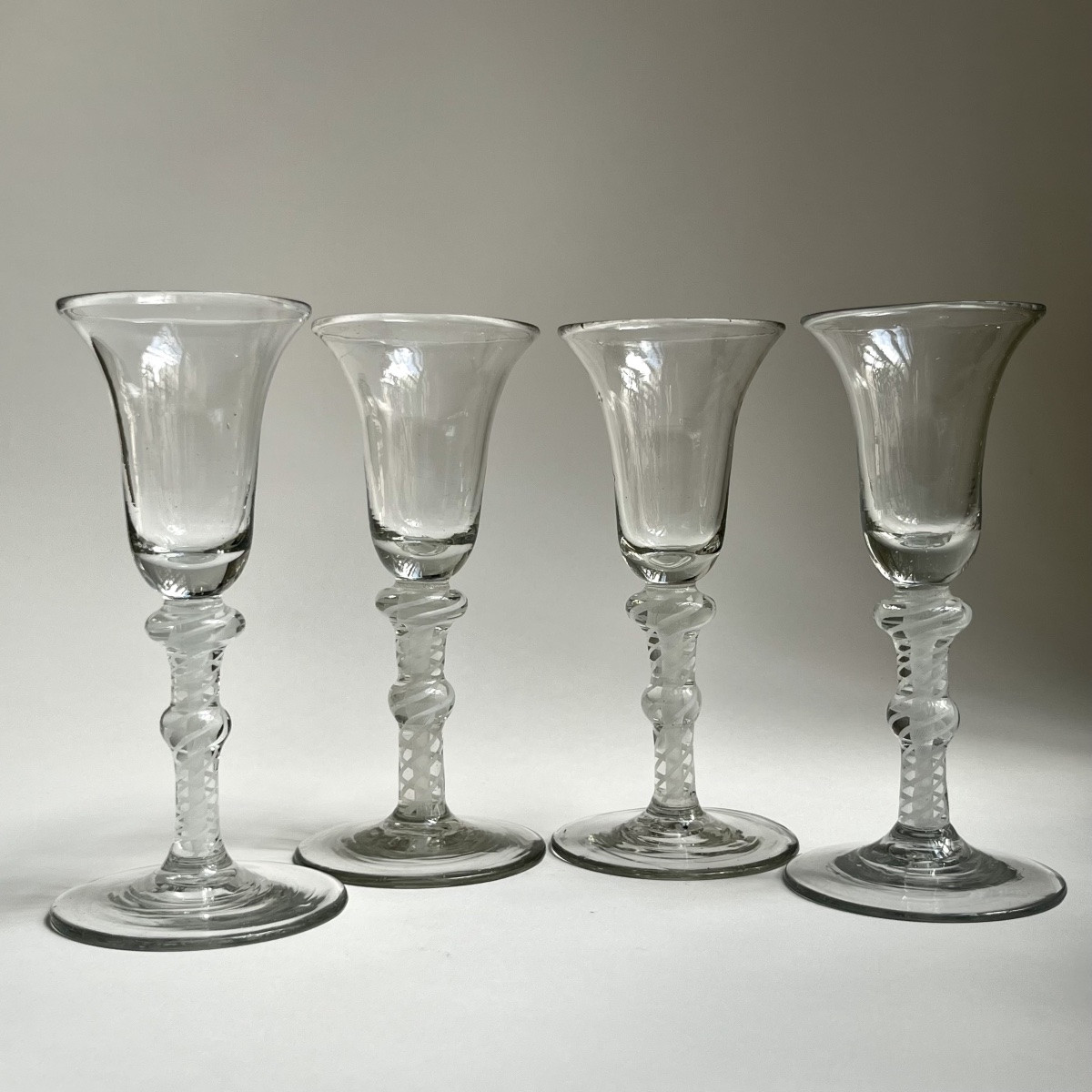 Série de quatre verres twist en verre soufflé, Angleterre XVIIIe siècle 18e-photo-3