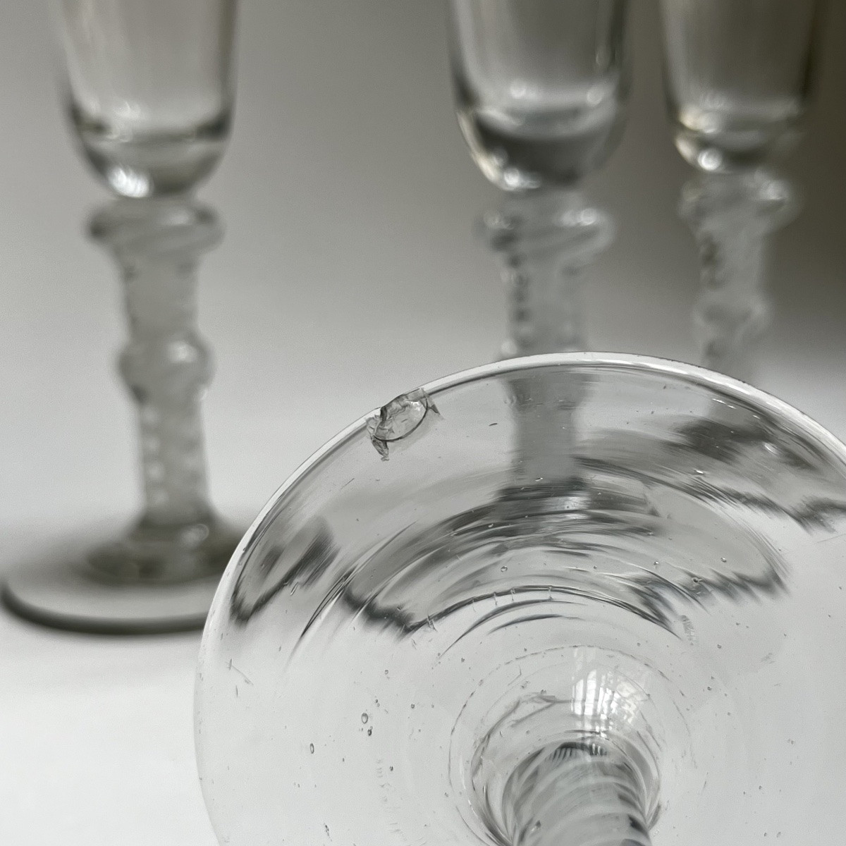 Série de quatre verres twist en verre soufflé, Angleterre XVIIIe siècle 18e-photo-1