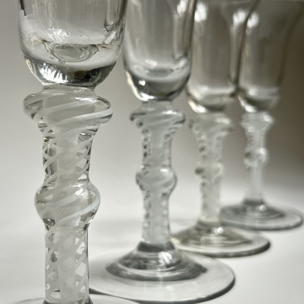 Série de quatre verres twist en verre soufflé, Angleterre XVIIIe siècle 18e-photo-2
