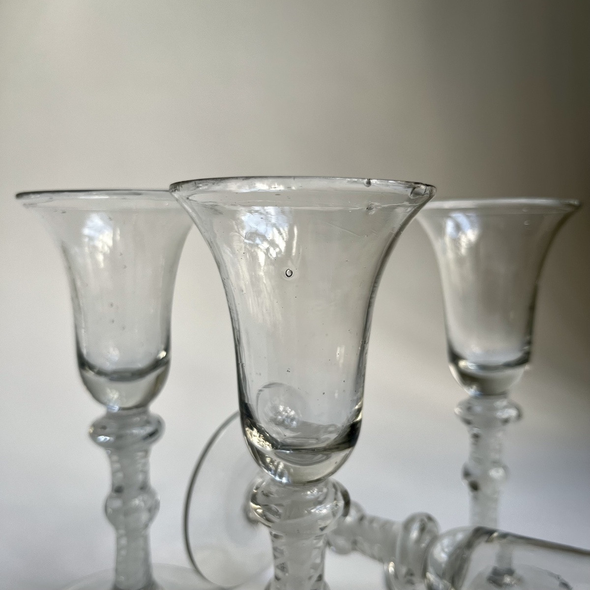 Série de quatre verres twist en verre soufflé, Angleterre XVIIIe siècle 18e-photo-3