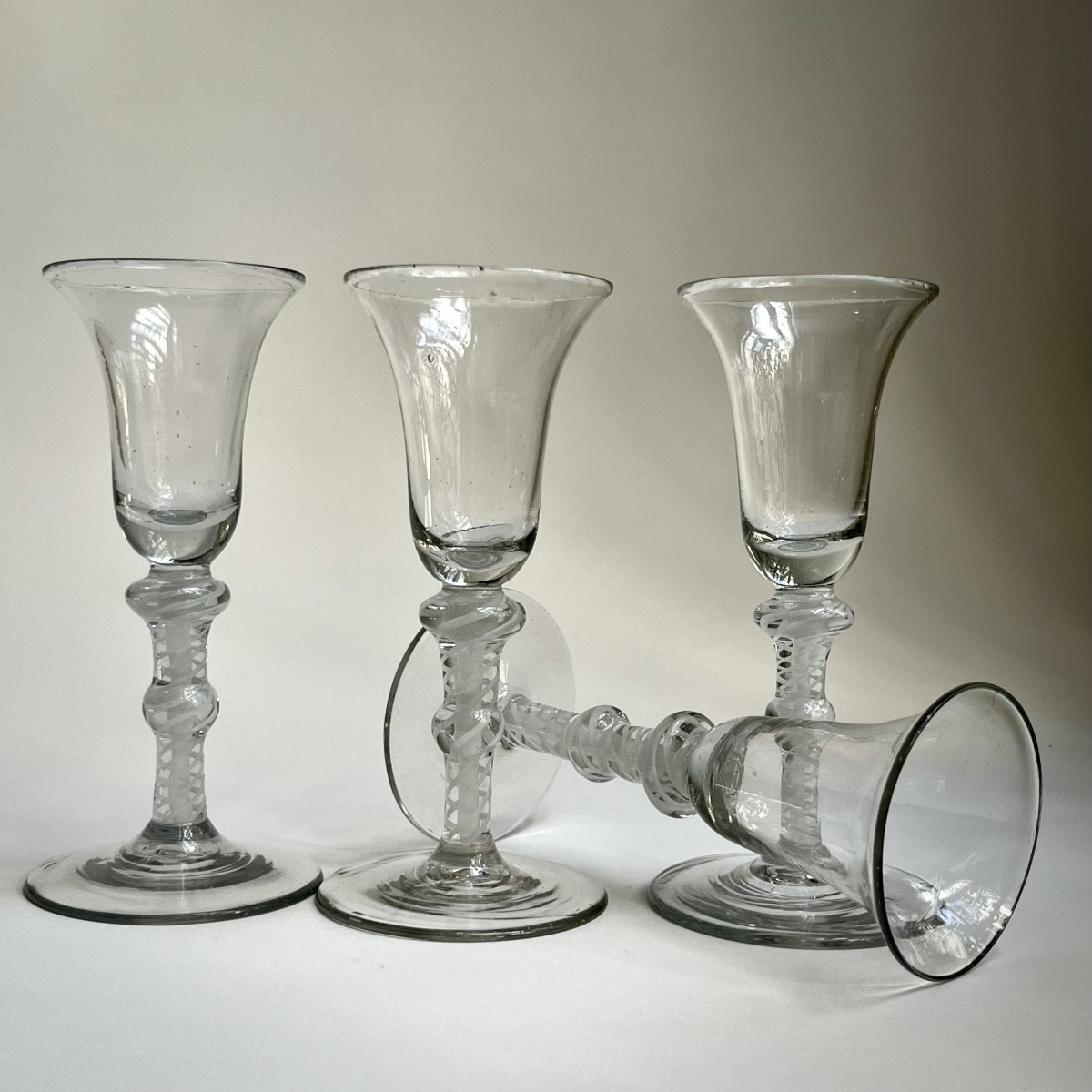 Série de quatre verres twist en verre soufflé, Angleterre XVIIIe siècle 18e-photo-5