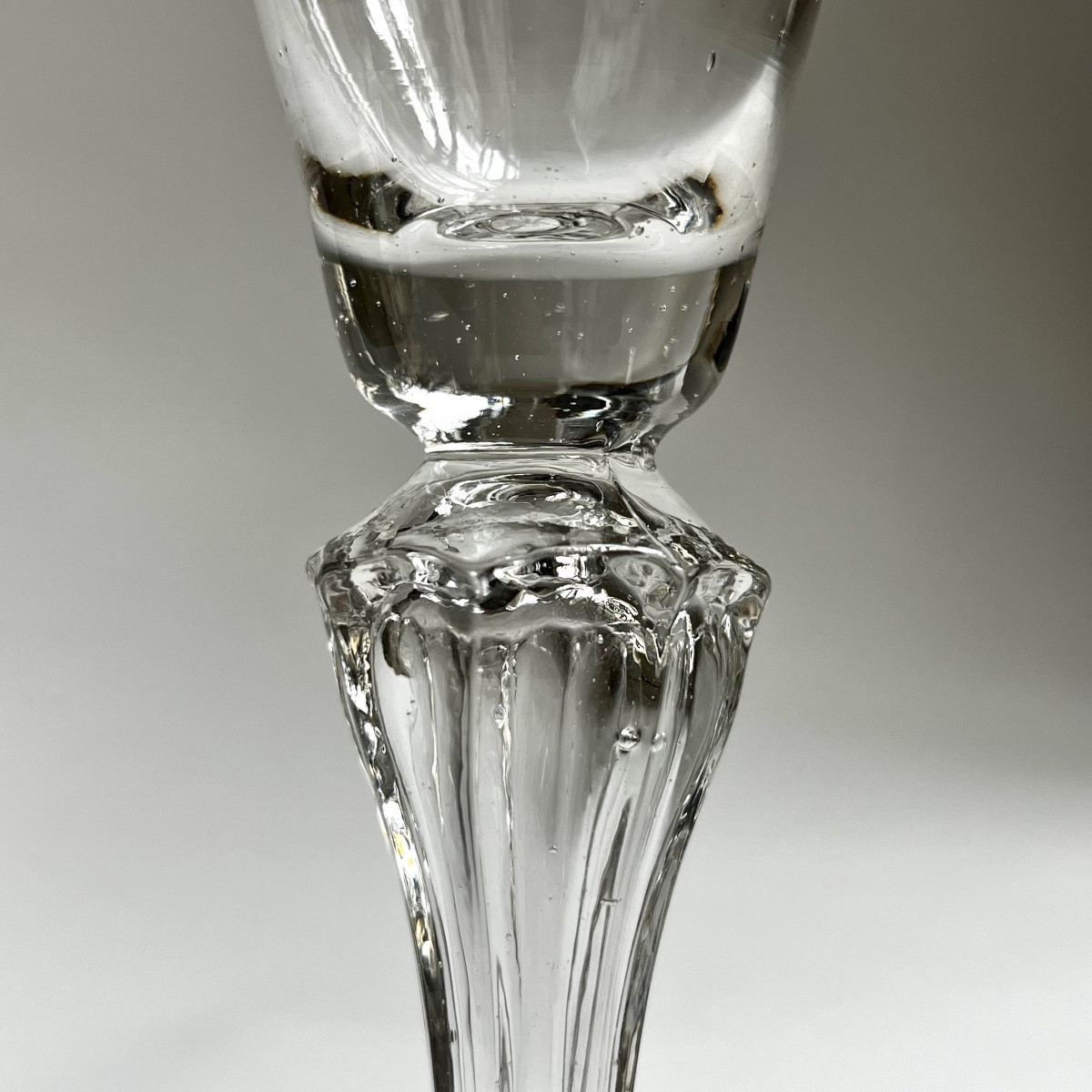Grand verre à jambe octogonale XVIIIe siècle verre soufflé 18e-photo-1