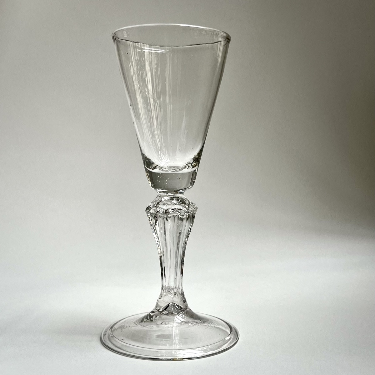 Grand verre à jambe octogonale XVIIIe siècle verre soufflé 18e
