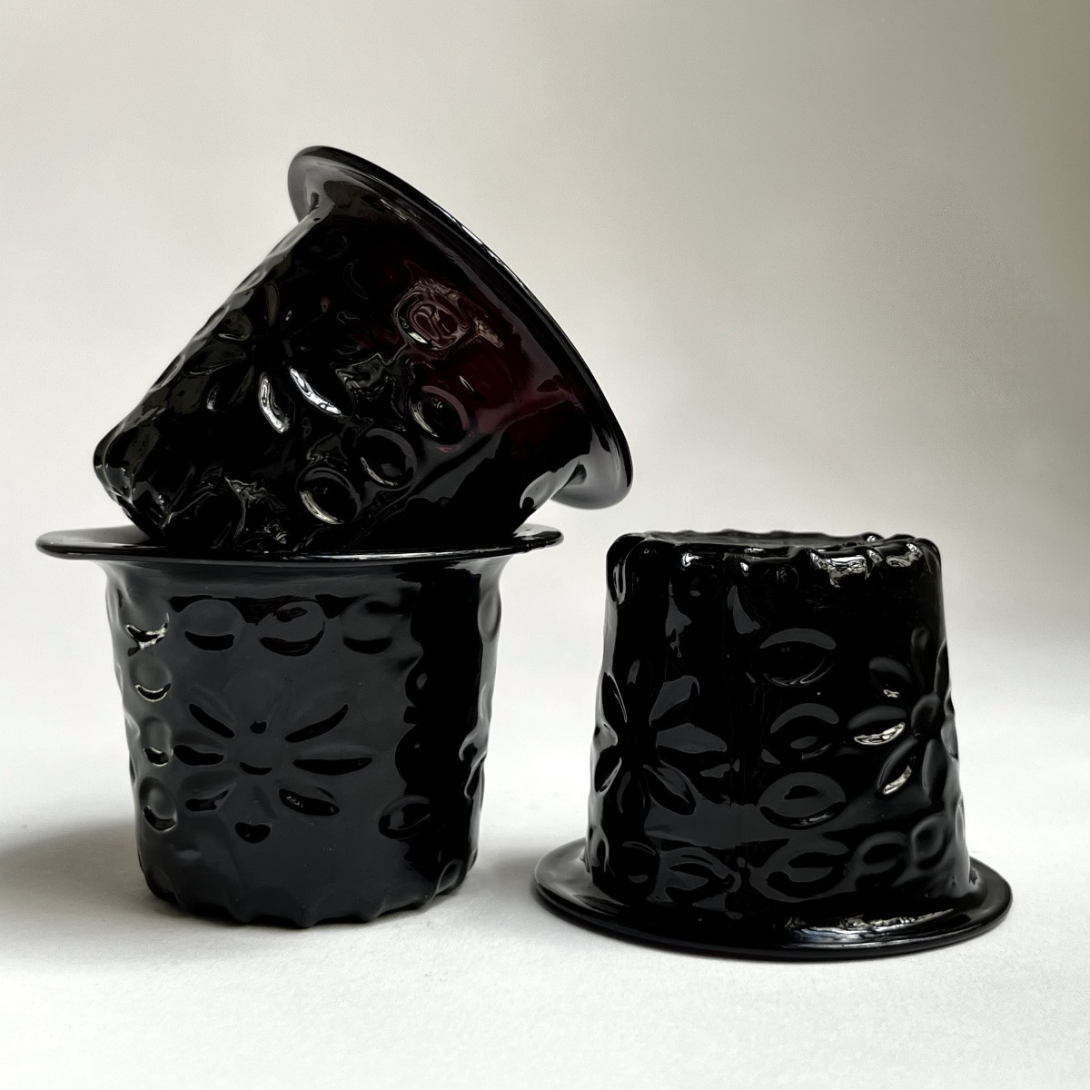 Trois lumignons en verre soufflé teinté manganèse fin XVIIIe - début XIXe siècle-photo-1