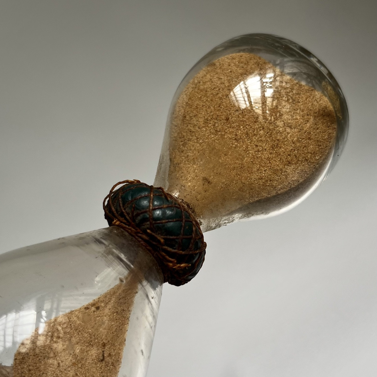 Petit sablier en verre soufflé du XVIIIe siècle curiosité 18e-photo-2