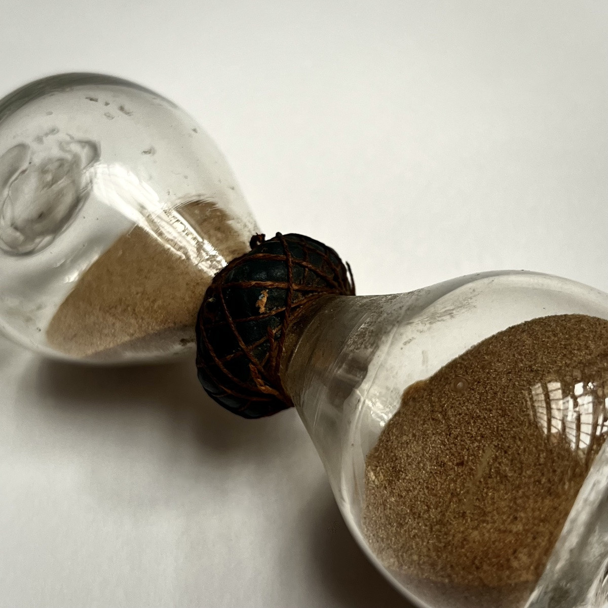 Petit sablier en verre soufflé du XVIIIe siècle curiosité 18e-photo-1