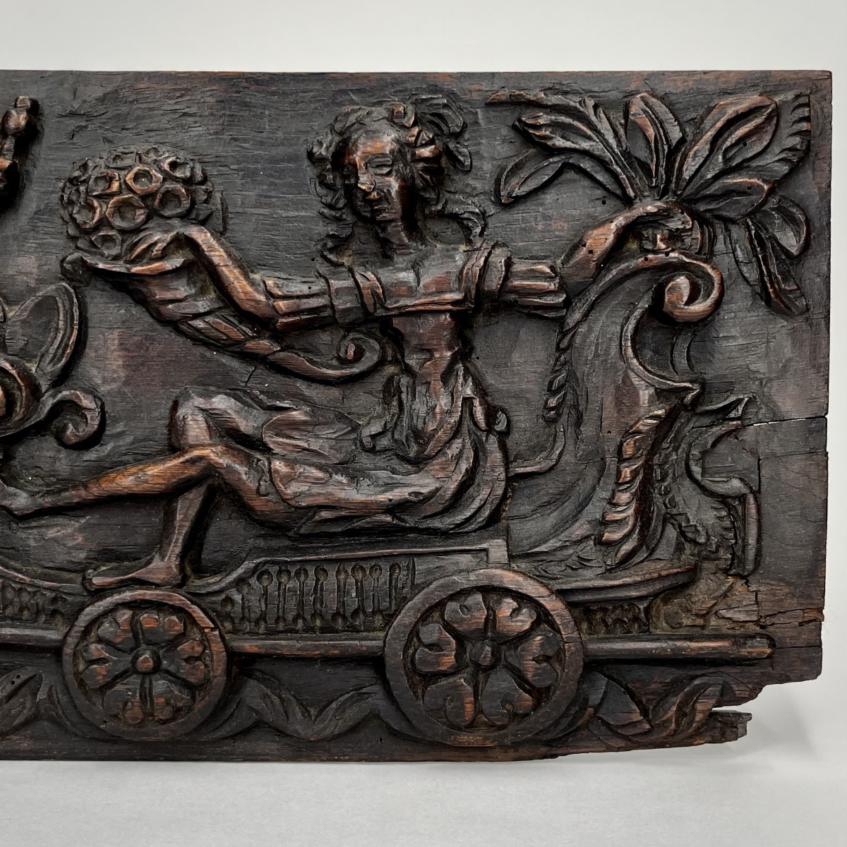 Panneau de coffre en bois sculpté, scène allégorique au char, XVIIIe siècle 18e-photo-4