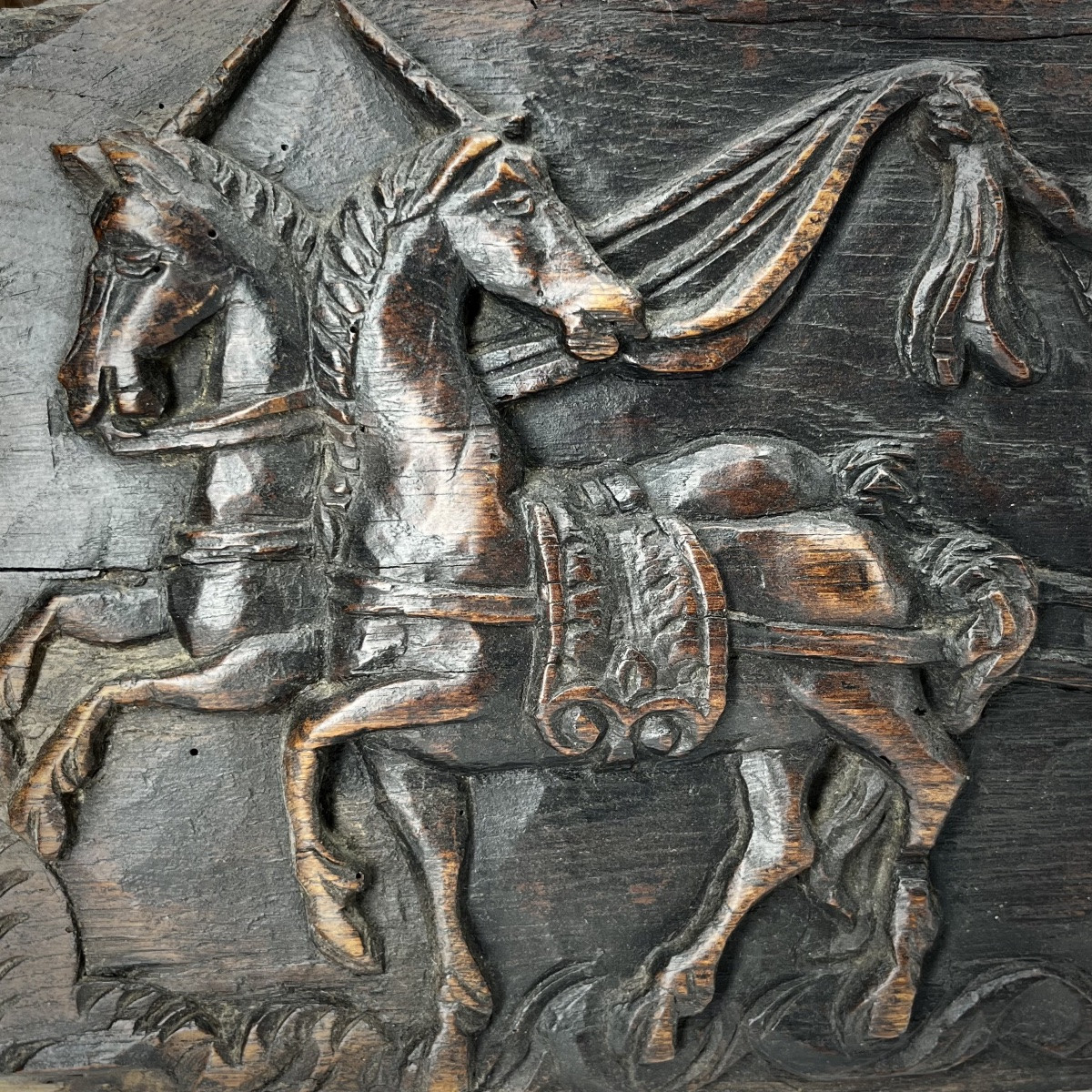 Panneau de coffre en bois sculpté, scène allégorique au char, XVIIIe siècle 18e-photo-1