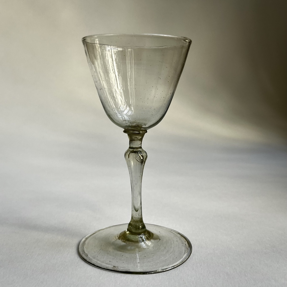 Verre à pied en verre de fougère XVIIIe siècle verre soufflé 18e