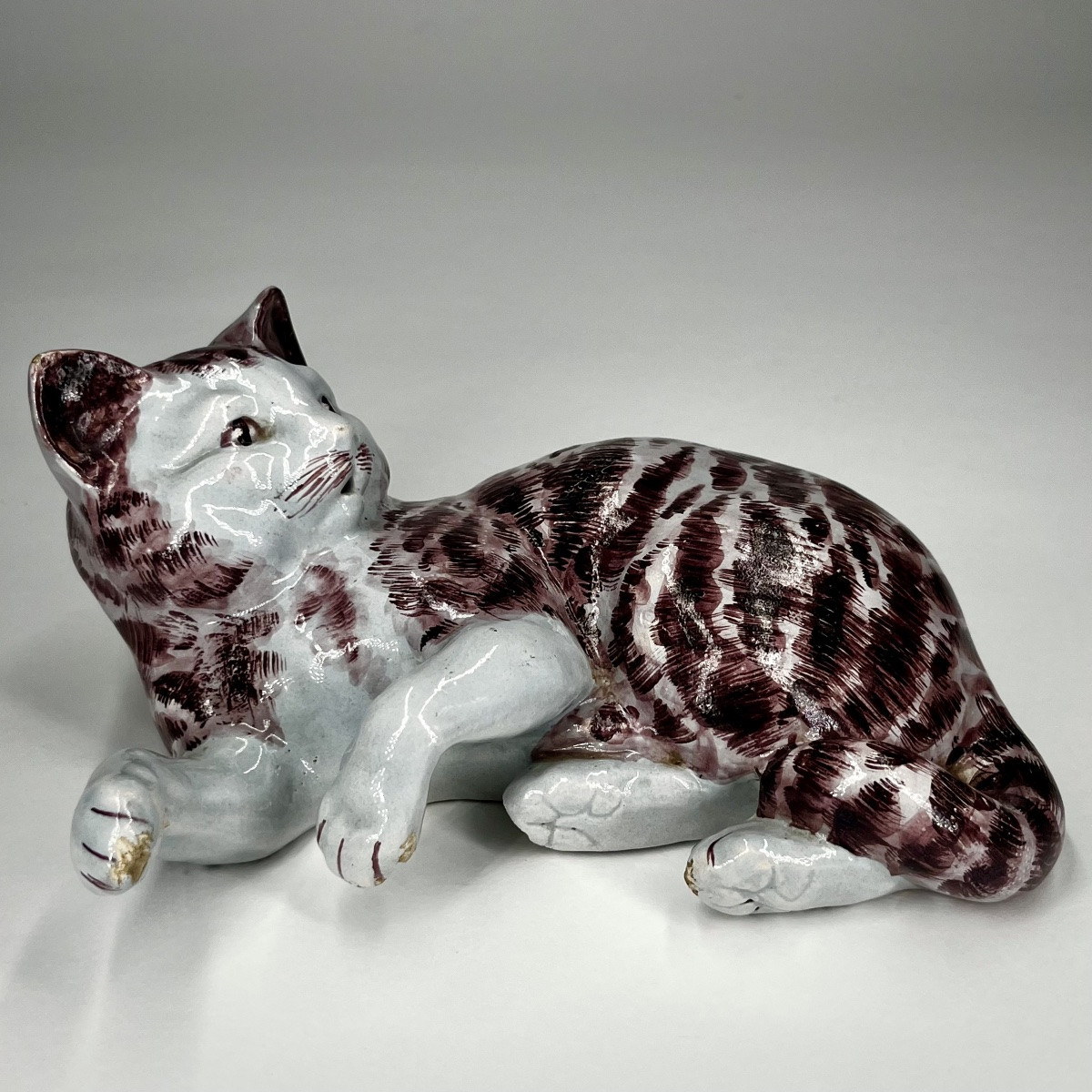 Chat couché en faïence manganèse du XIXe siècle Nord de la France d'après Delft 19e-photo-3