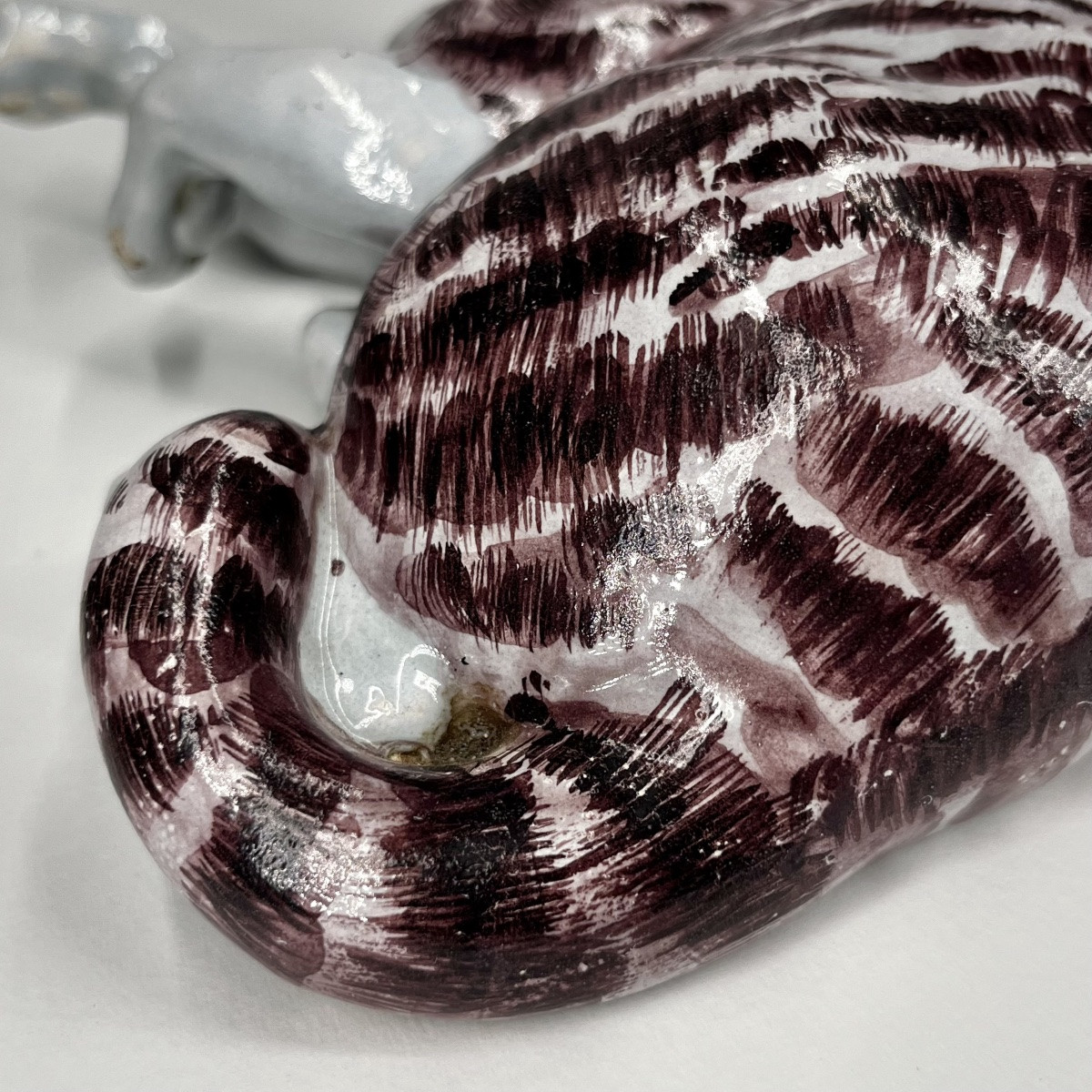 Chat couché en faïence manganèse du XIXe siècle Nord de la France d'après Delft 19e-photo-3