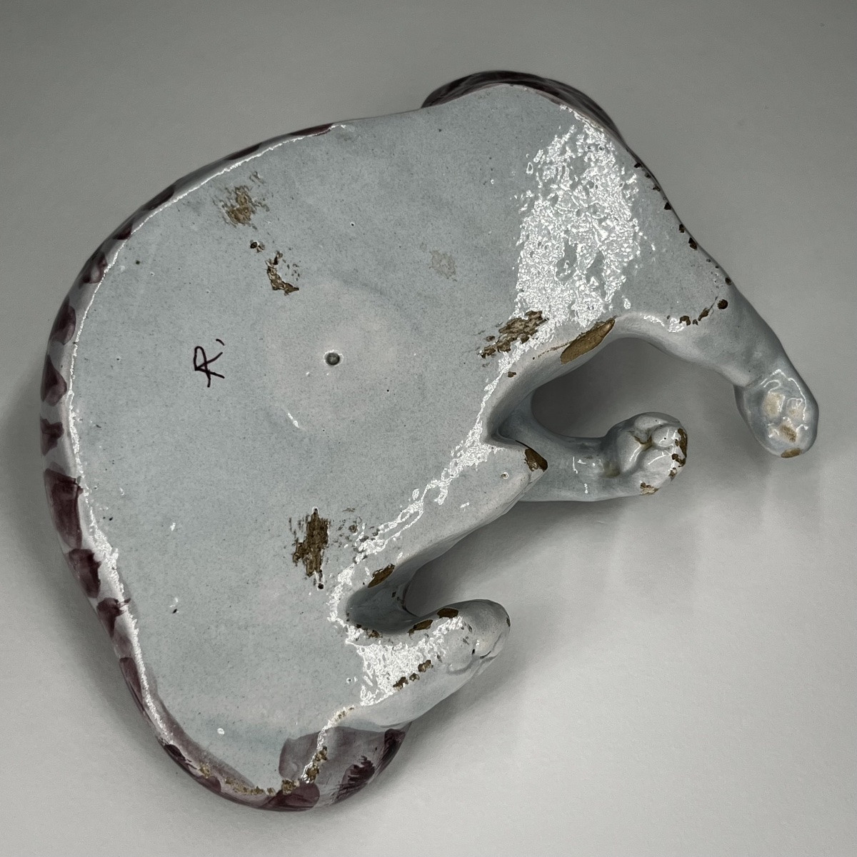 Chat couché en faïence manganèse du XIXe siècle Nord de la France d'après Delft 19e-photo-4