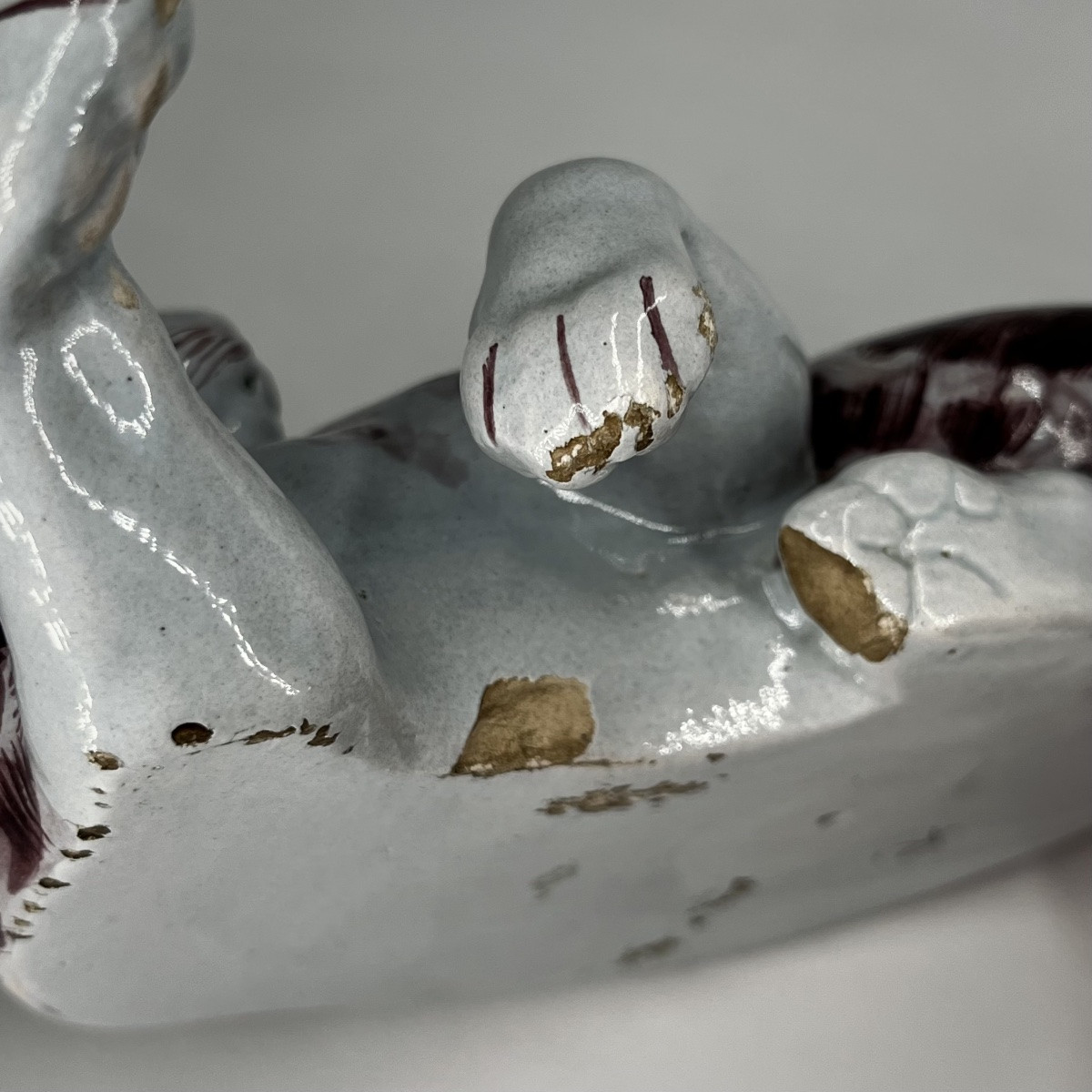 Chat couché en faïence manganèse du XIXe siècle Nord de la France d'après Delft 19e-photo-5