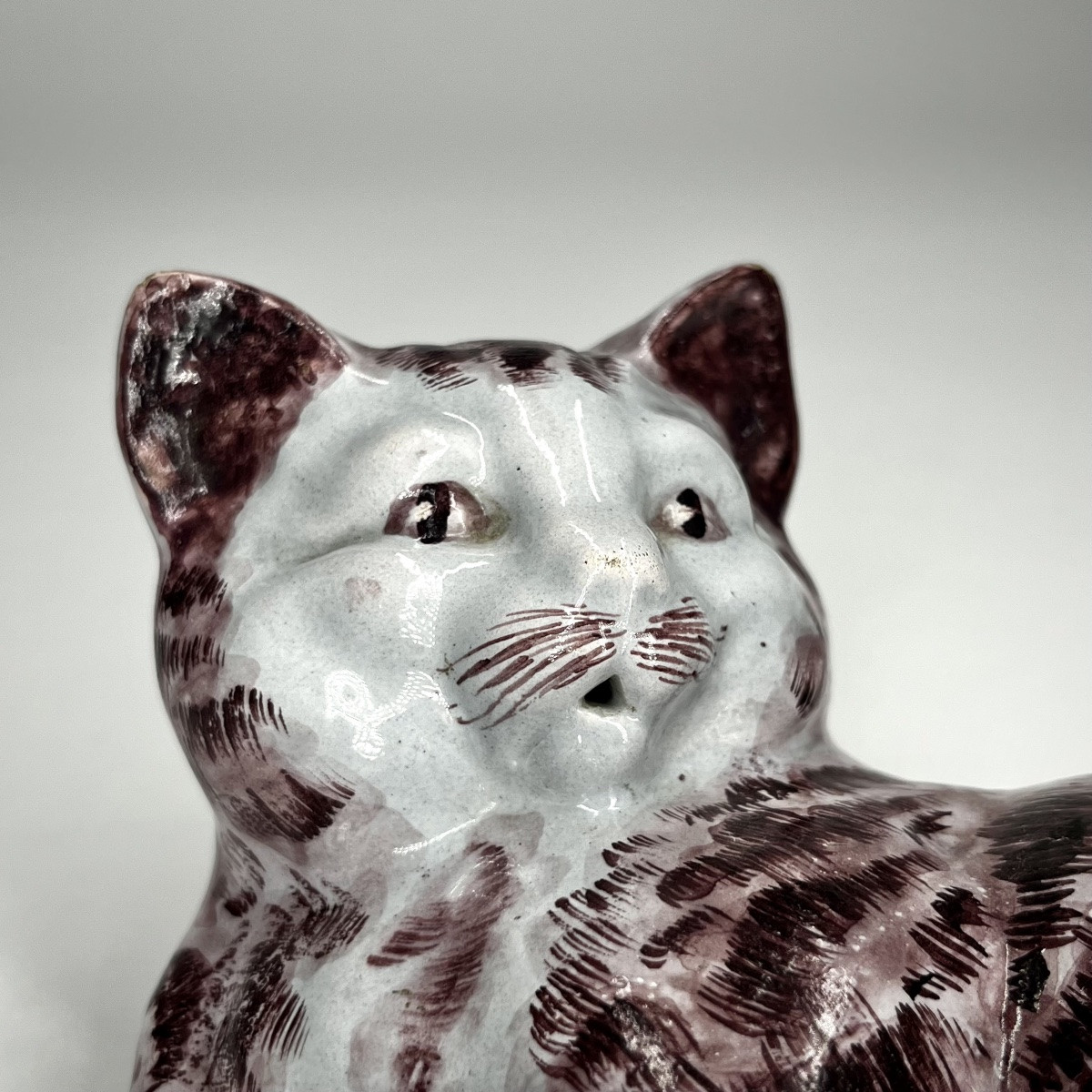Chat couché en faïence manganèse du XIXe siècle Nord de la France d'après Delft 19e-photo-7