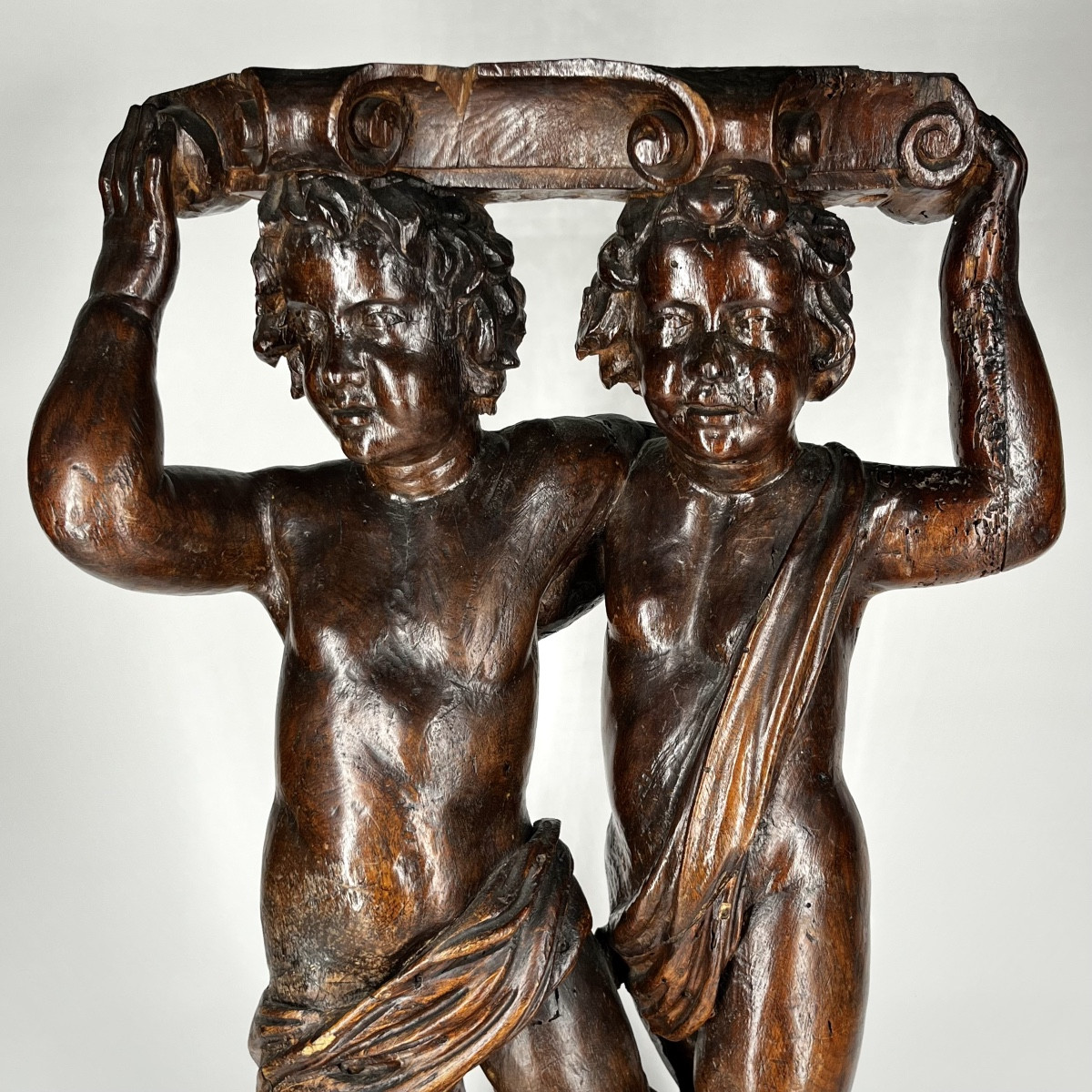 Putti porteurs en bois sculpté, élément de décor ou mobilier, XVIIe - XVIIIe siècle 17e 18e
